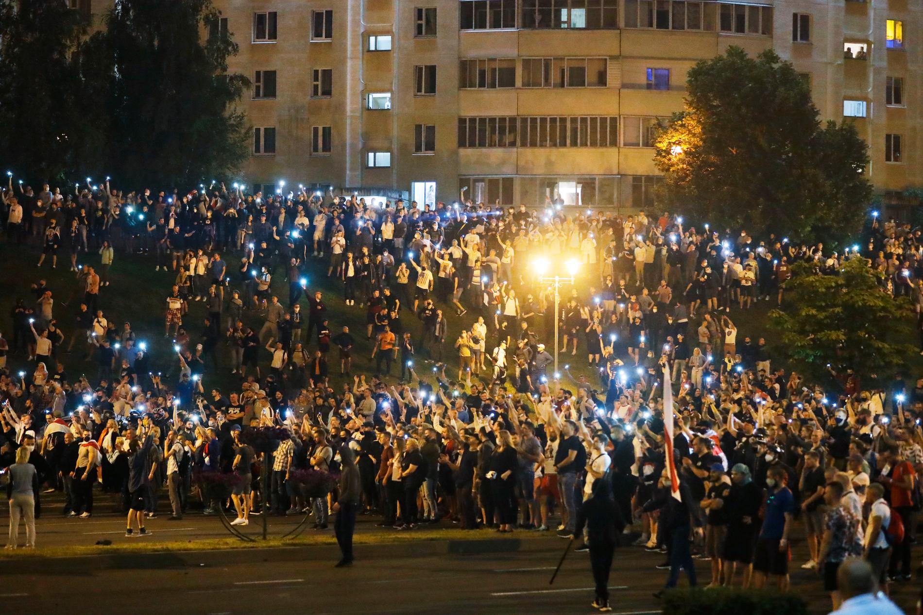 I Minsk har tusentals samlats i spontana protester mot valresultatet och polisen har använt chockgranater mot demonstranterna.