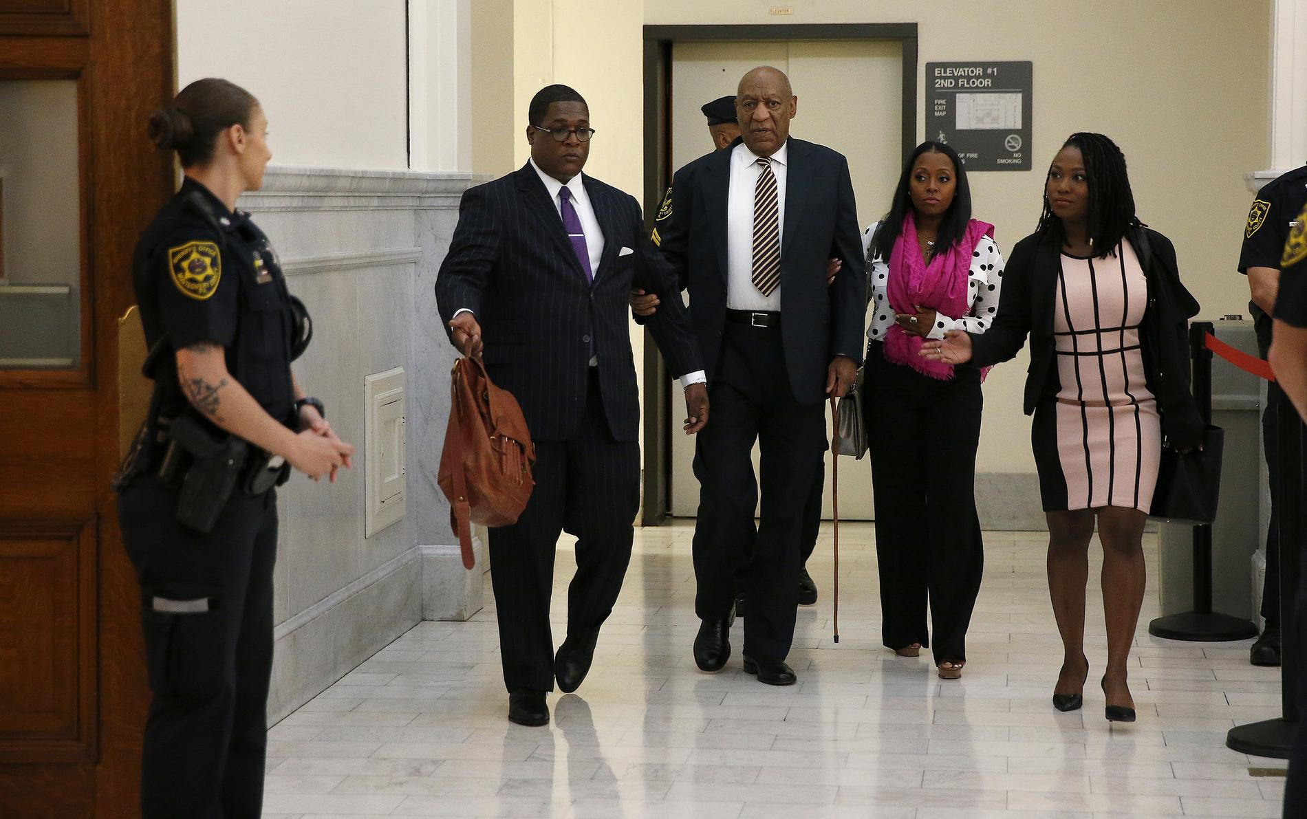 När rättegången mot Bill Cosby inleddes på måndagen bröt första vittnet ihop i tårar.