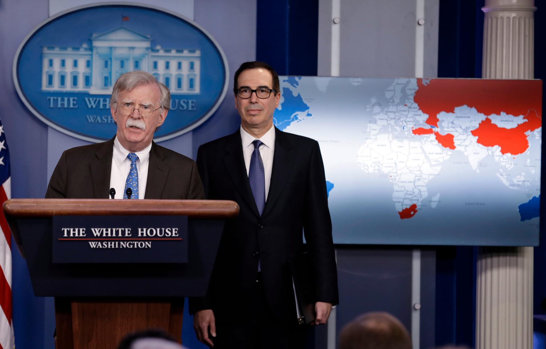 USA:s nationella säkerhetsrådgivare John Bolton och finansminister Steven Mnuchin vid en presskonferens.