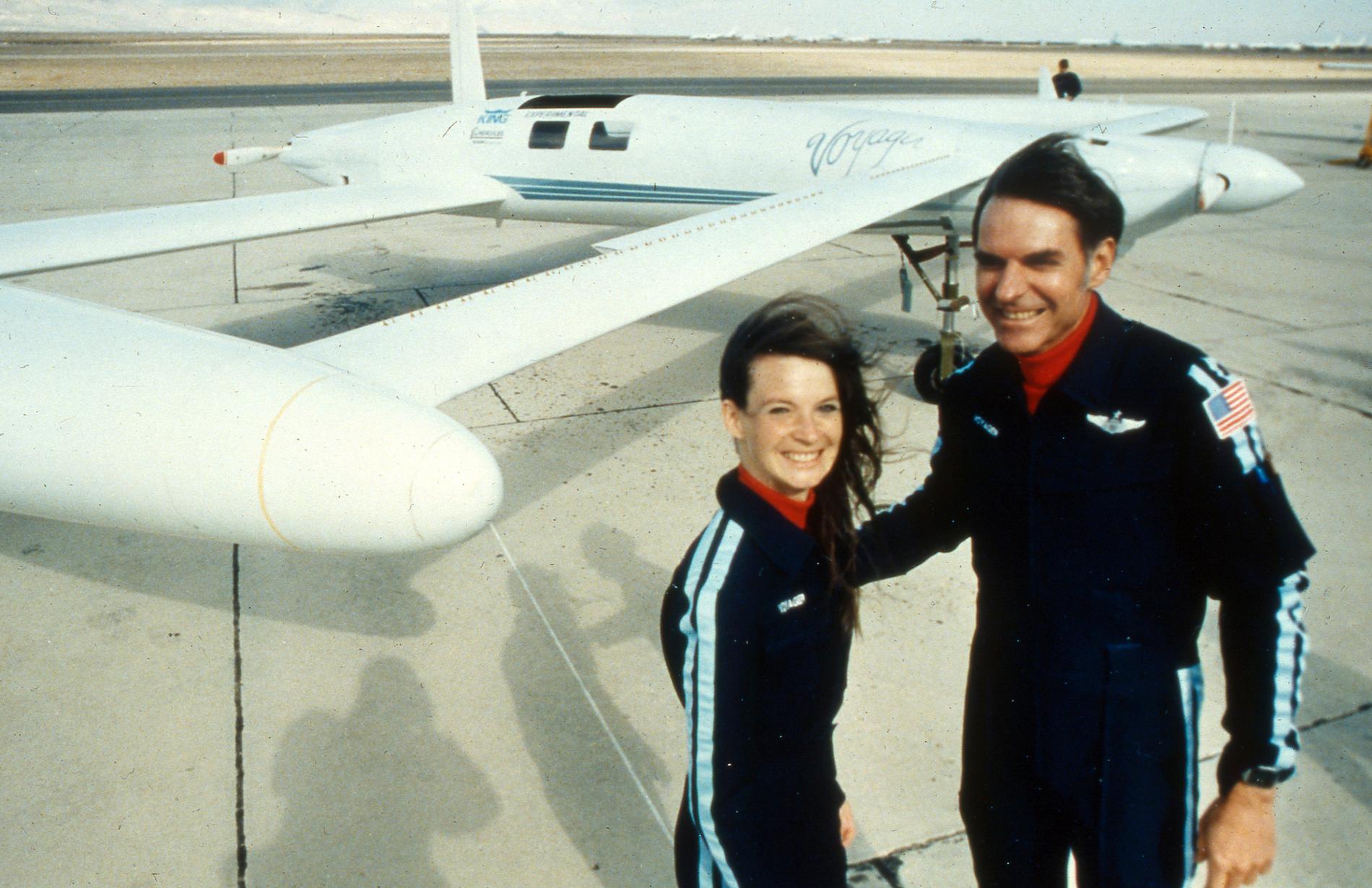 Amerikanerna Dick Rutan och copiloten Jeana Yeager satte rekord när de 1986 flög jorden runt på nio dagar utan att mellanlanda eller tanka. Rutan har nu gått bort, 85 år gammal. Arkivbild från en testflygning 1985.