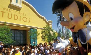 I Walt Disney Studios-paraden passerar en mängd bekanta ansikten (och näsor).