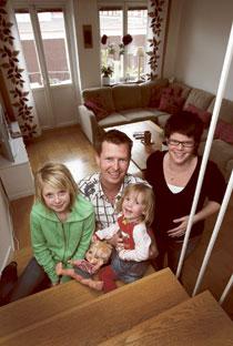 RENOVERINGSFRITT. Husrenoveringen gjorde att familjen flyttade till lägenhet istället – och där ska de inte bygga om. Fanny Olérs, 13, Urban Lindberg, Lowa Lindberg, 3, och Åsa Toresson (med bebis i magen) har fått fritiden tillbaka.