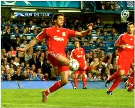 Liverpools Alvaro Arbeloa tar bollen med handen i straffområdet.