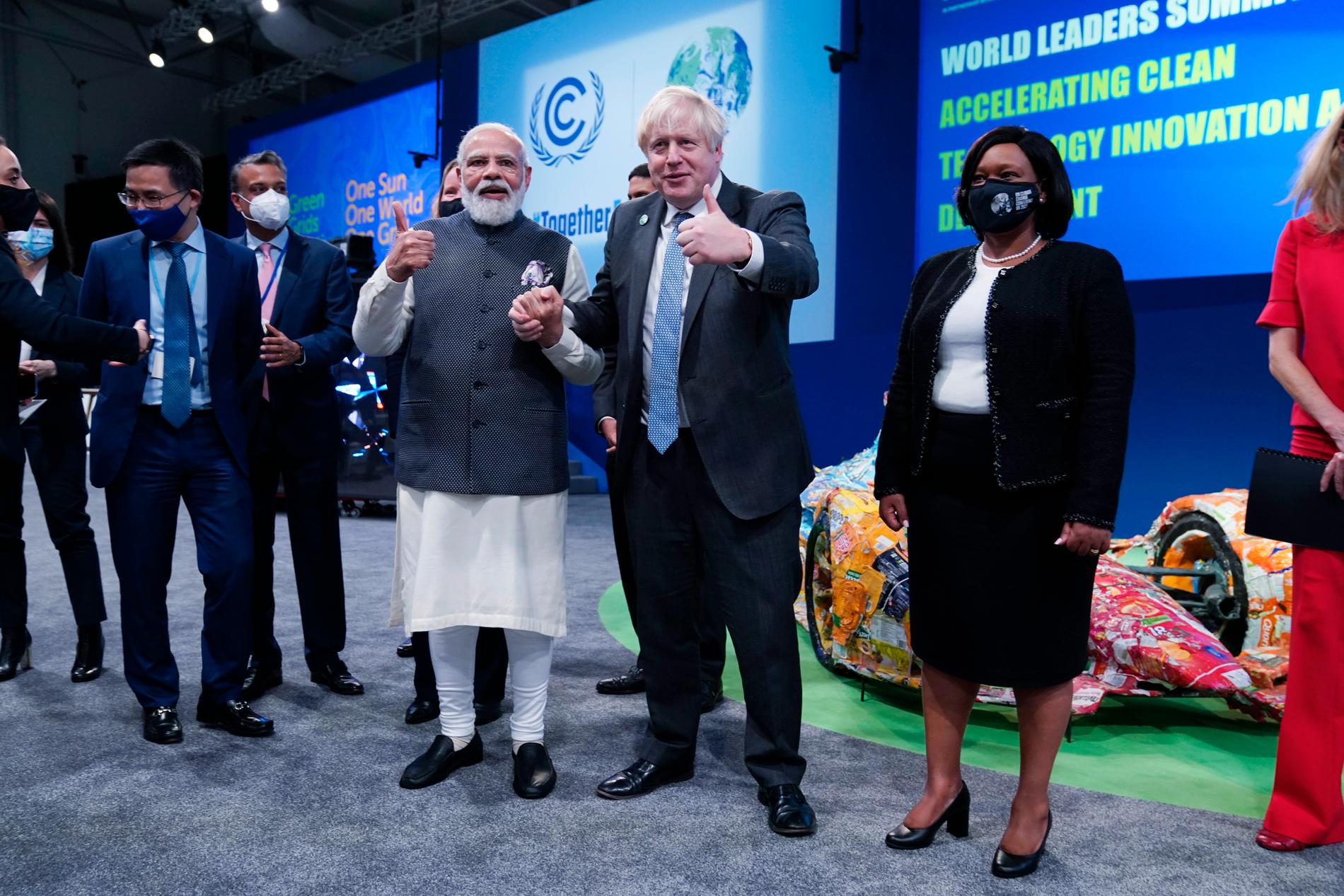 Indiens premiärminister Narendra Modi och Storbritanniens premiärminister Boris Johnson myser på COP26 i Glasgow.