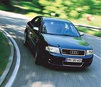 Audi RS 6 är en fröjd att ratta hur man än provocerar den. Styrningen är bergfast och greppet är formidabelt.