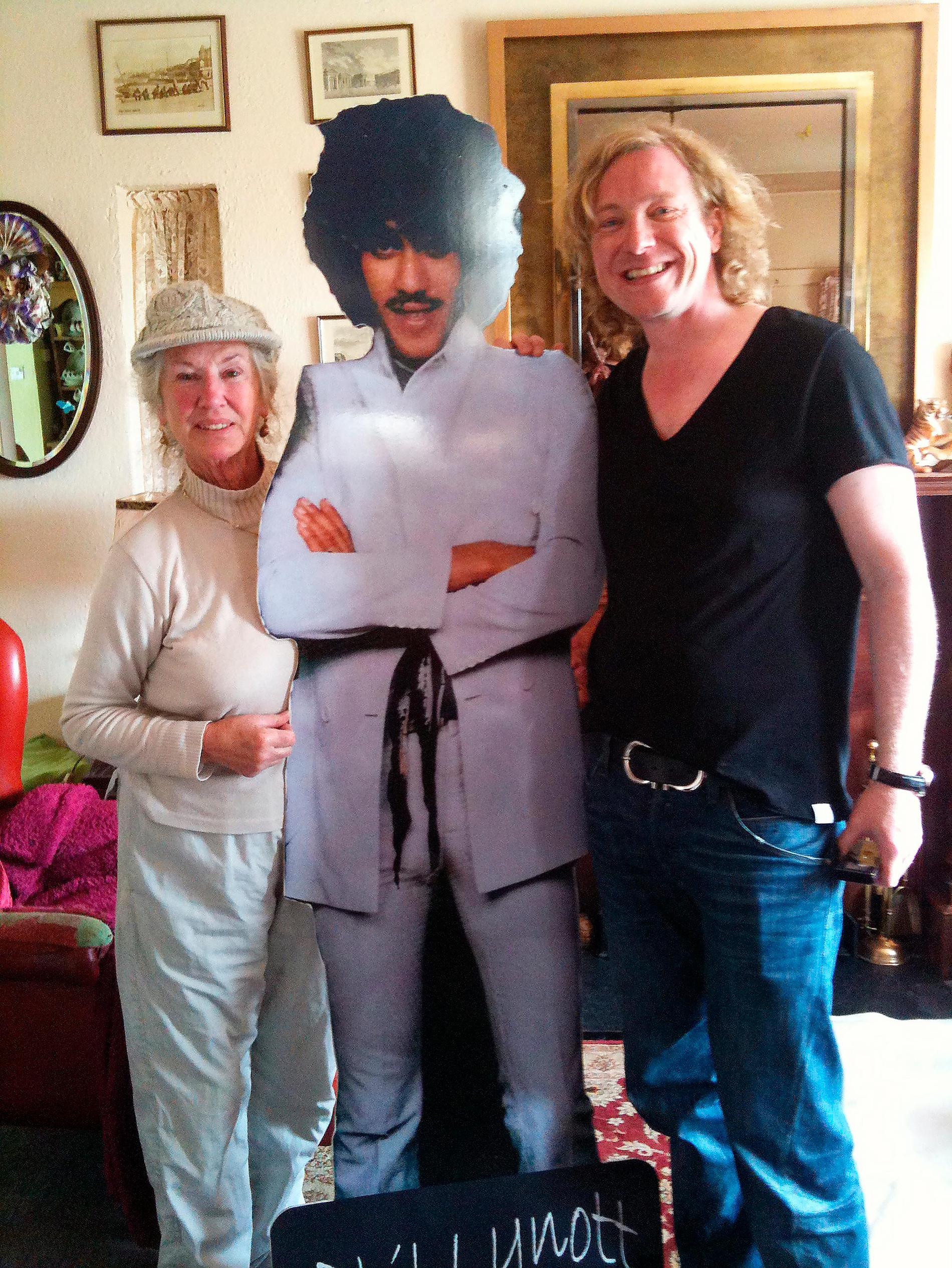 Tillsammans med Phil Lynotts 80-åriga mamma Philomena.