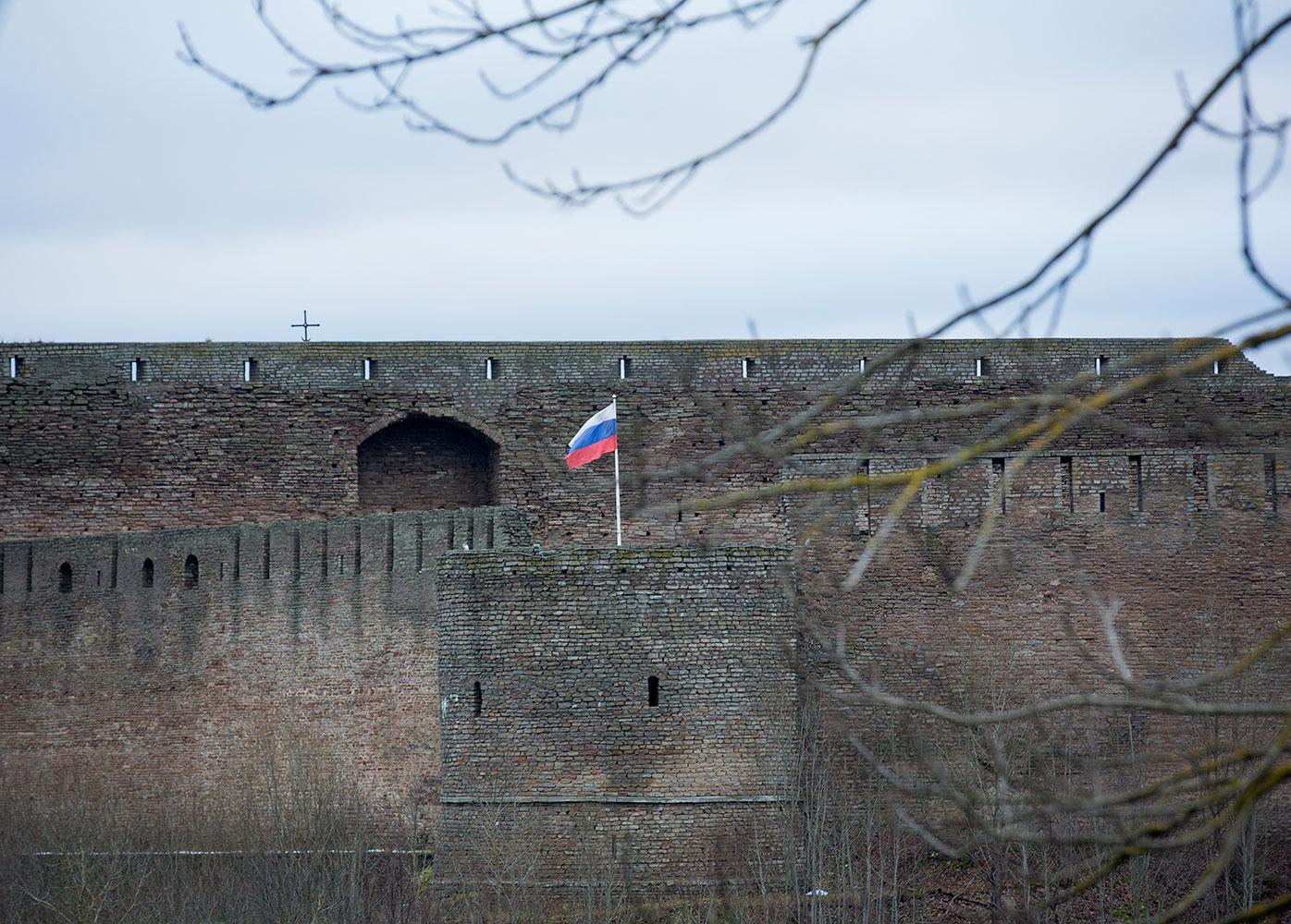 Fästningen på andra sidan floden i ryska Ivangorod.