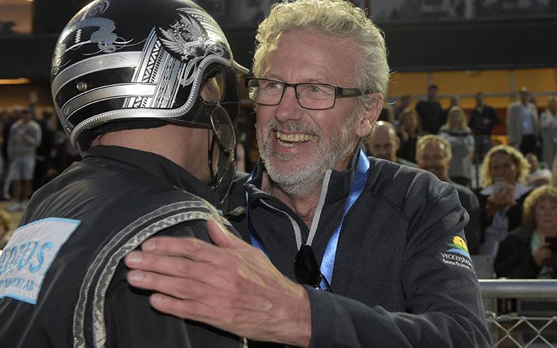 Kent Forsberg kramar om Diamantens tränare Robert Bergh efter segern i SprinterMästaren