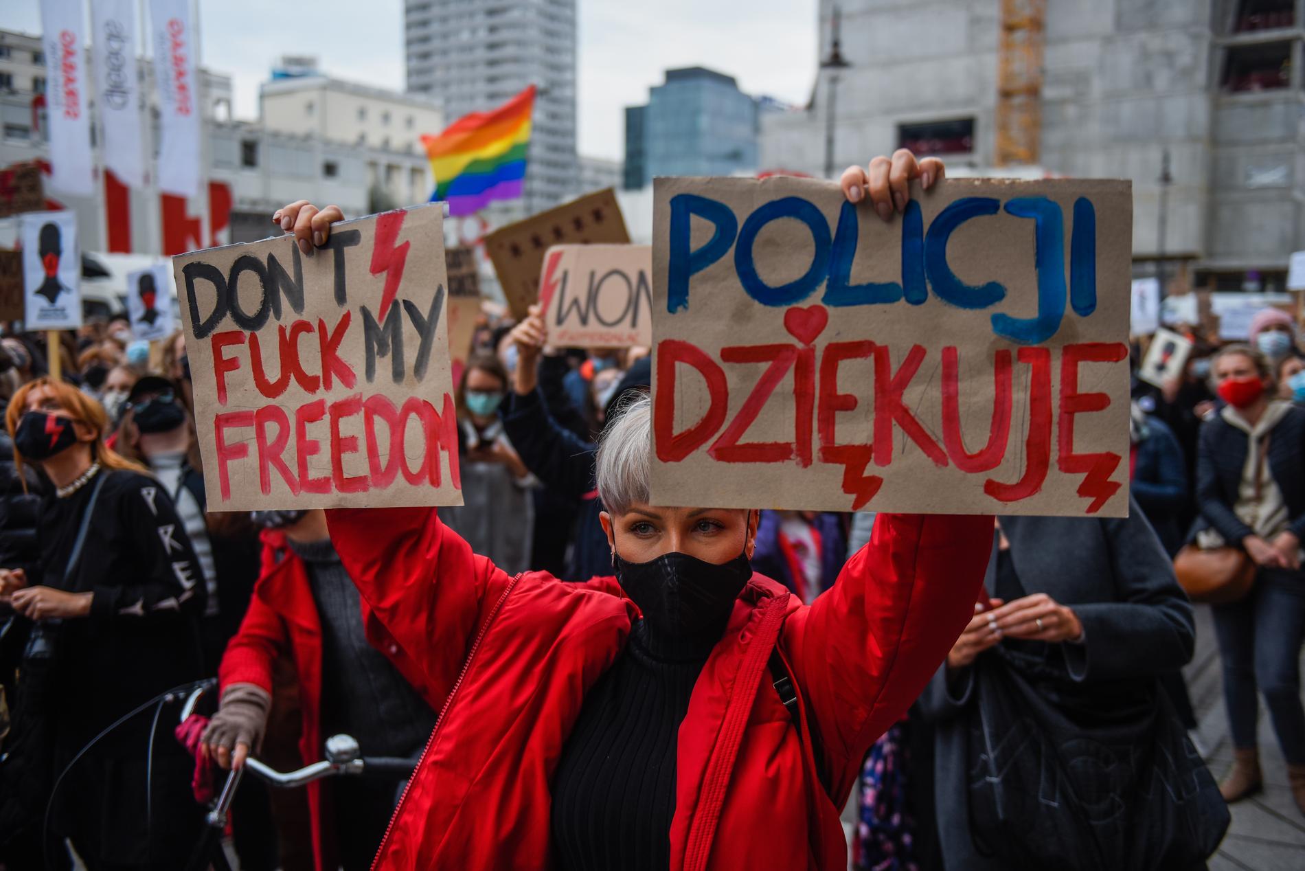 En kvinna håller i ett plakat under en demonstration i Warsawa. 
