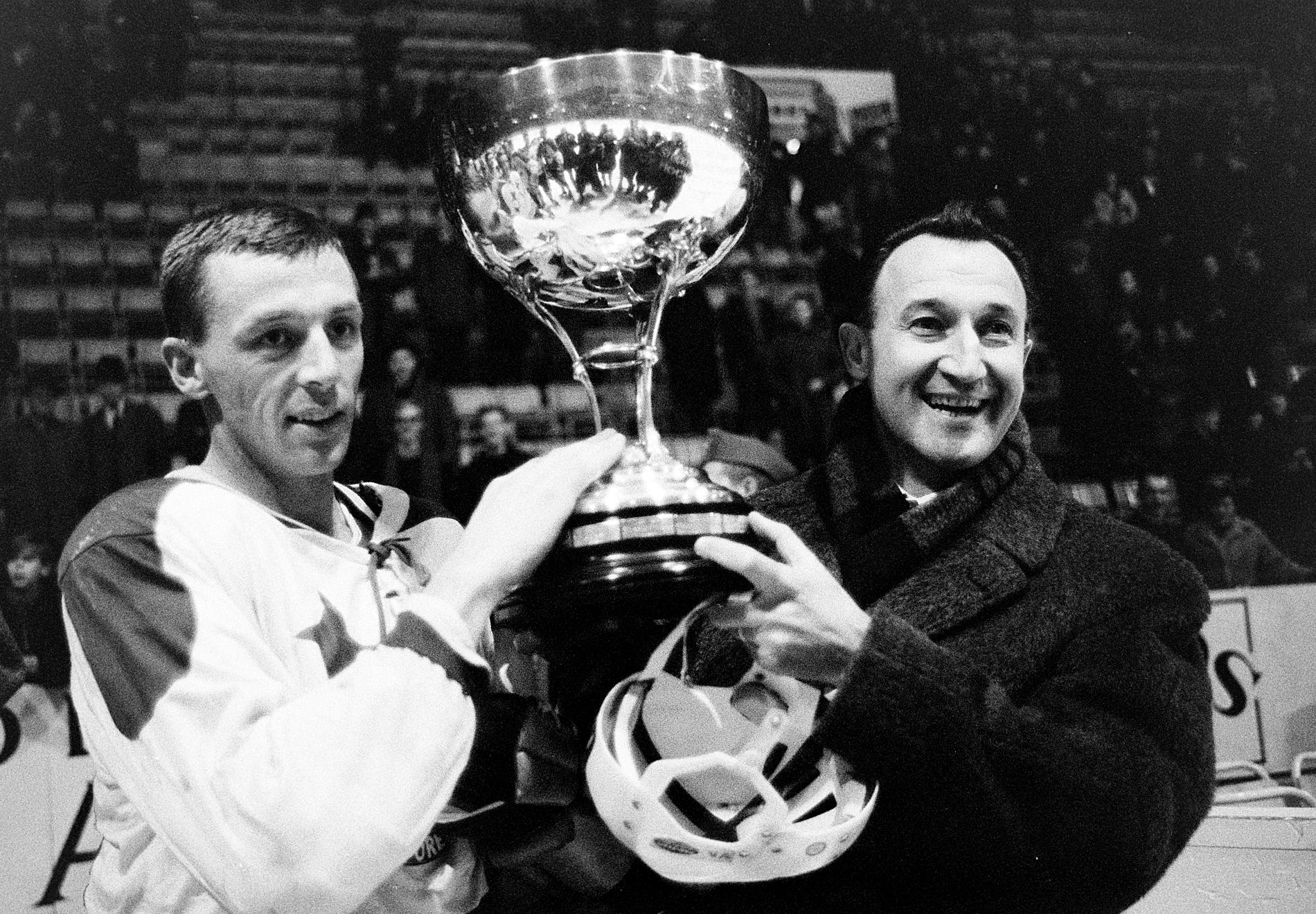 Zabrodsky och Nisse Nilsson höjer en pokal 1967.