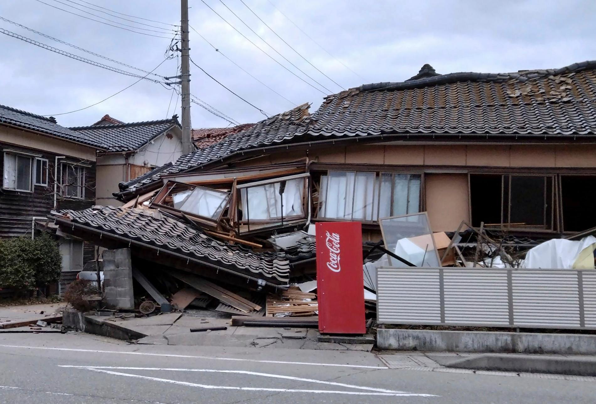 Ett hus i staden Wajima som skadats i jordbävningen.