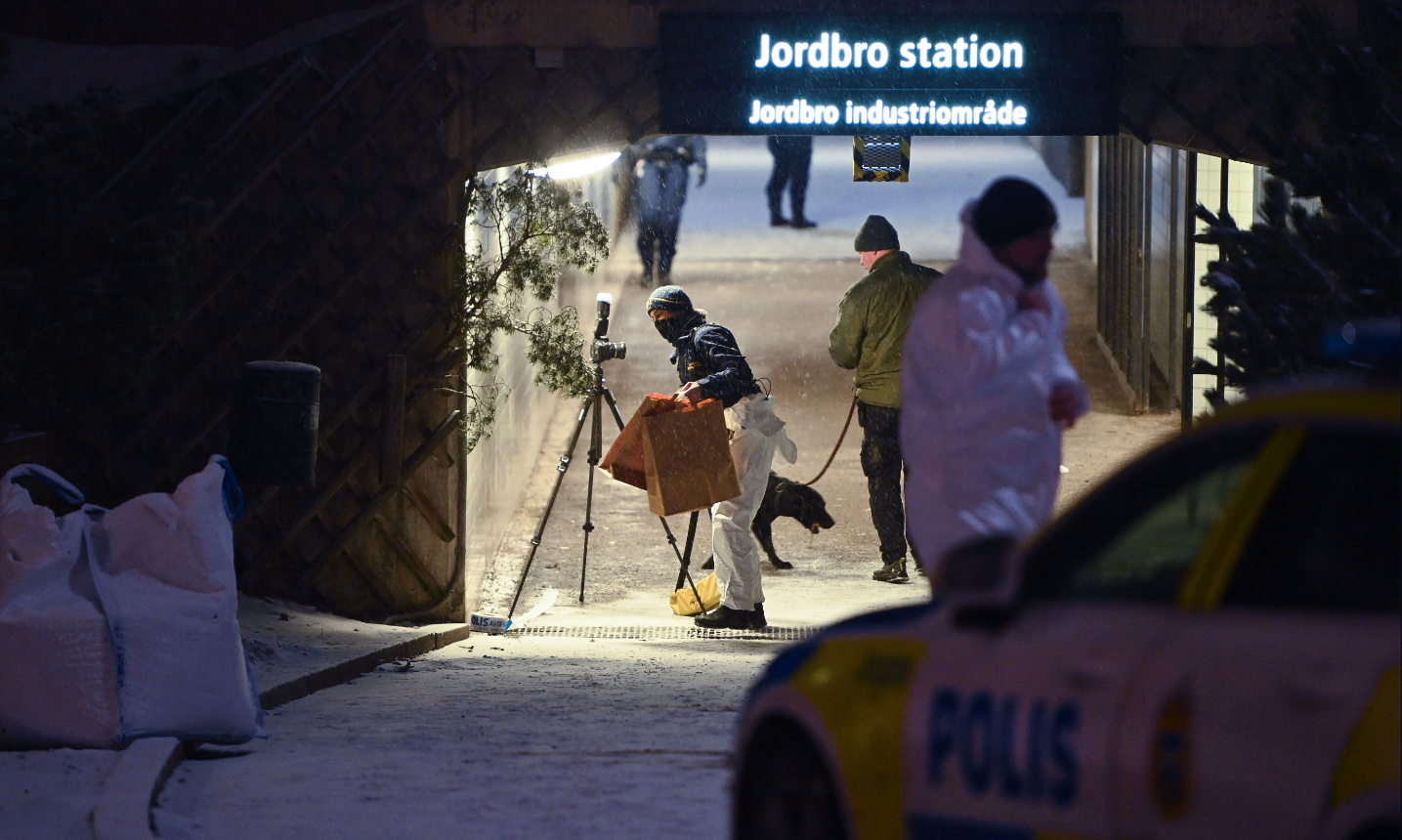 Polistekniker och sökhund i arbete i tunneln vid tågstationen. 