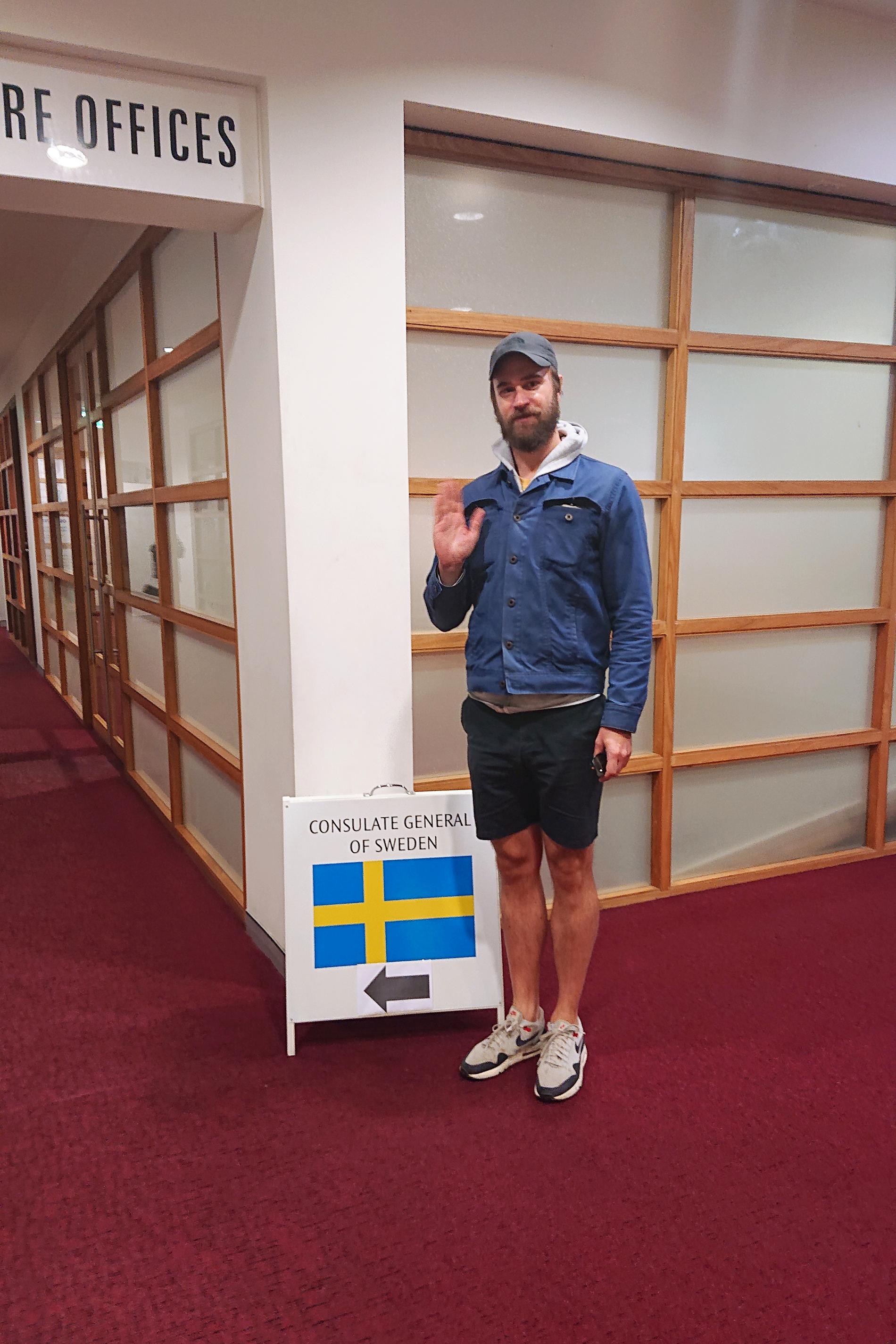 Förtidsröstningen inför riksdagsvalet inleds i dag utomlands. Här ska Johan Sundberg rösta på Svenska konsulatet i Sydney.