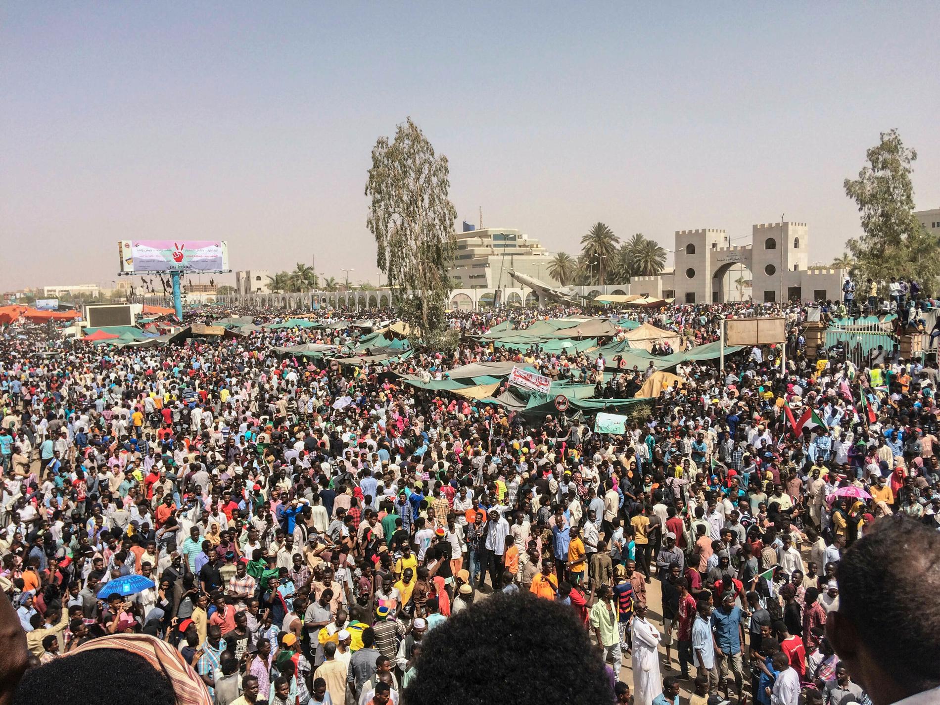Sudaneser firade på torsdagen att president Omar al-Bashir avsatts.