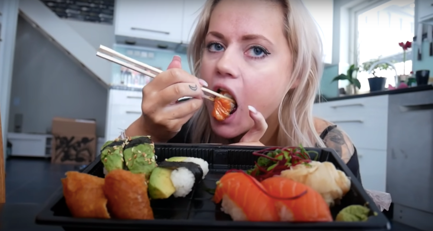 Jessica Pamlin håller på med fenomenet mukbang och filmar sig själv när hon äter mat.