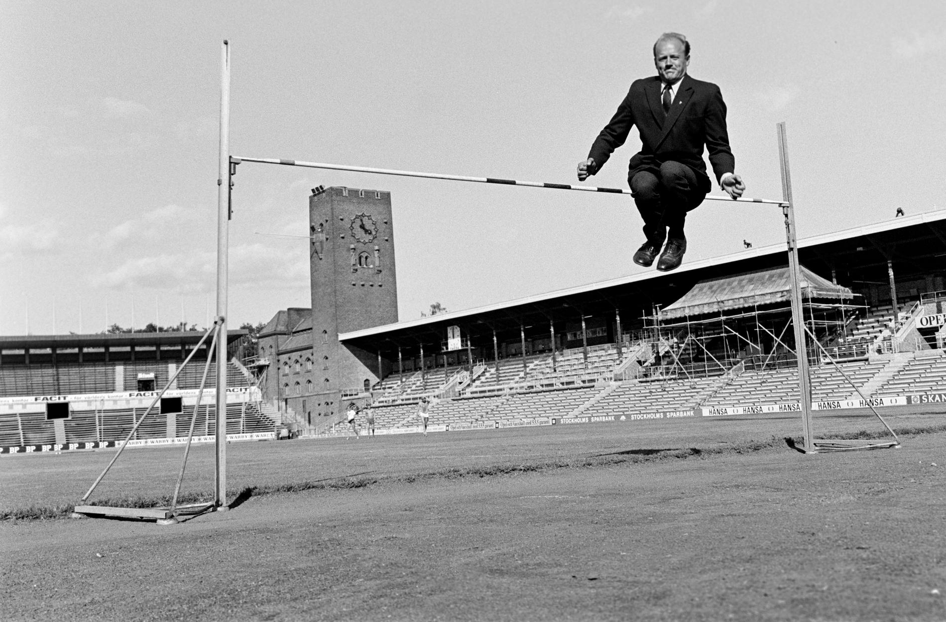 1968 förevisade Bengt Nilsson sin spänst på Stockholms stadion – iklädd kostym.