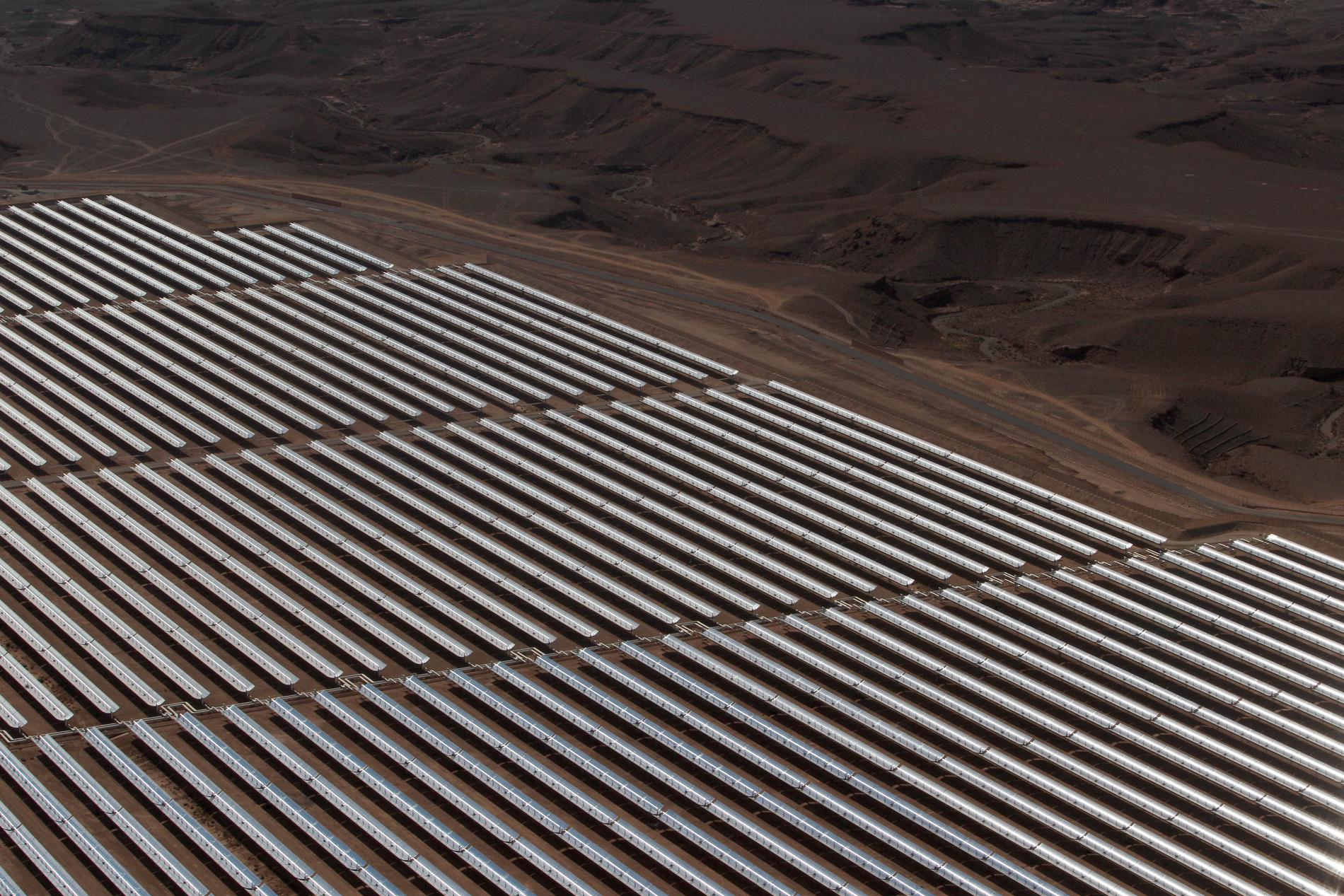 En av världens största parker av solpaneler i Ouarzazate i Marocko. De kan bidra till att fukten i Sahara ökar, visar en ny studie. Arkivbild.