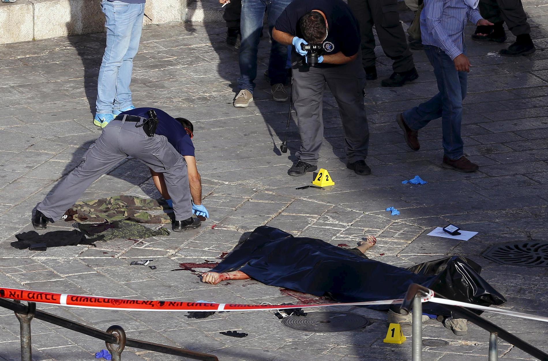 En man beväpnad med kniv gick till attack mot en kvinna – sedan sköts han av israelisk polis.