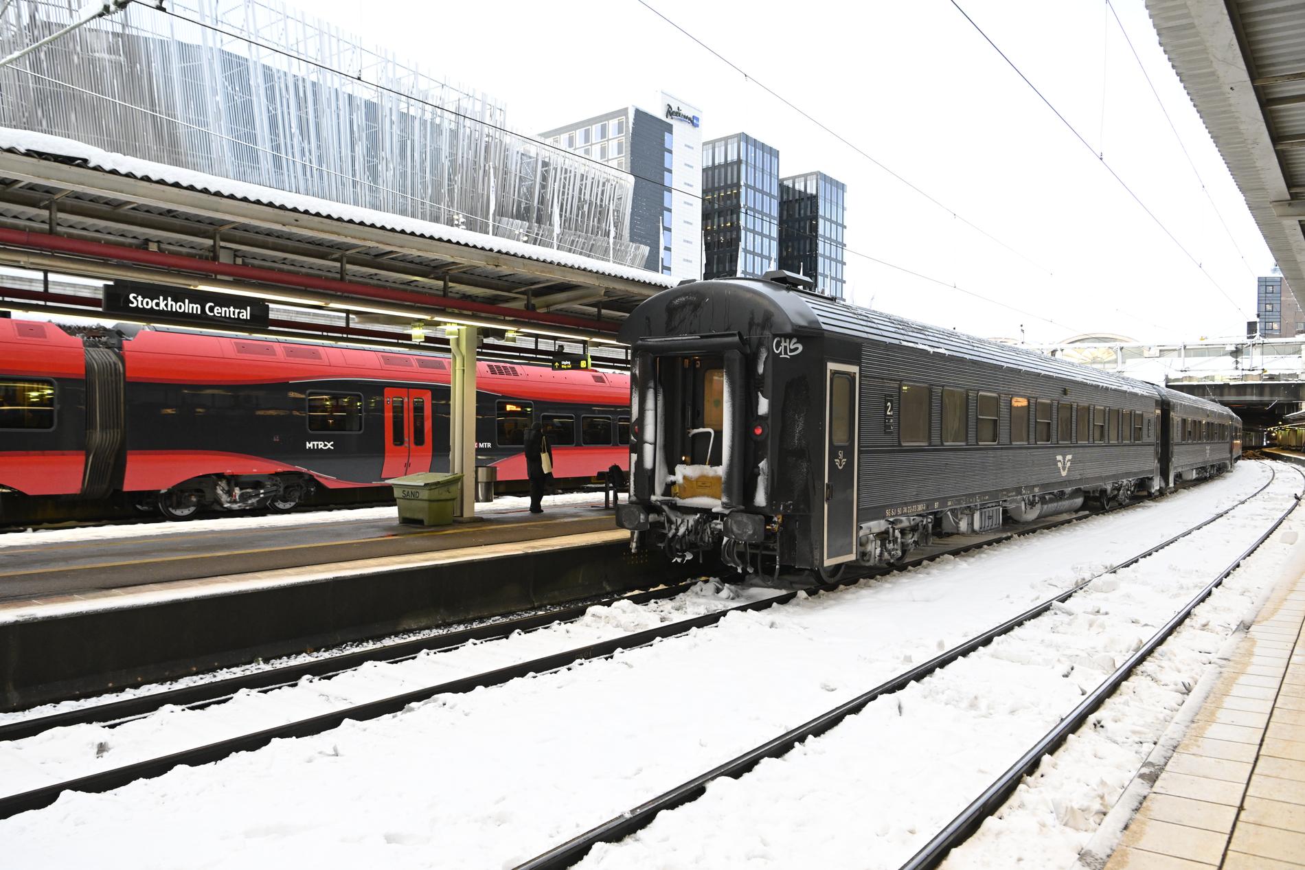 Arkivbild på stillstående tåg vid Stockholms centralstation. 