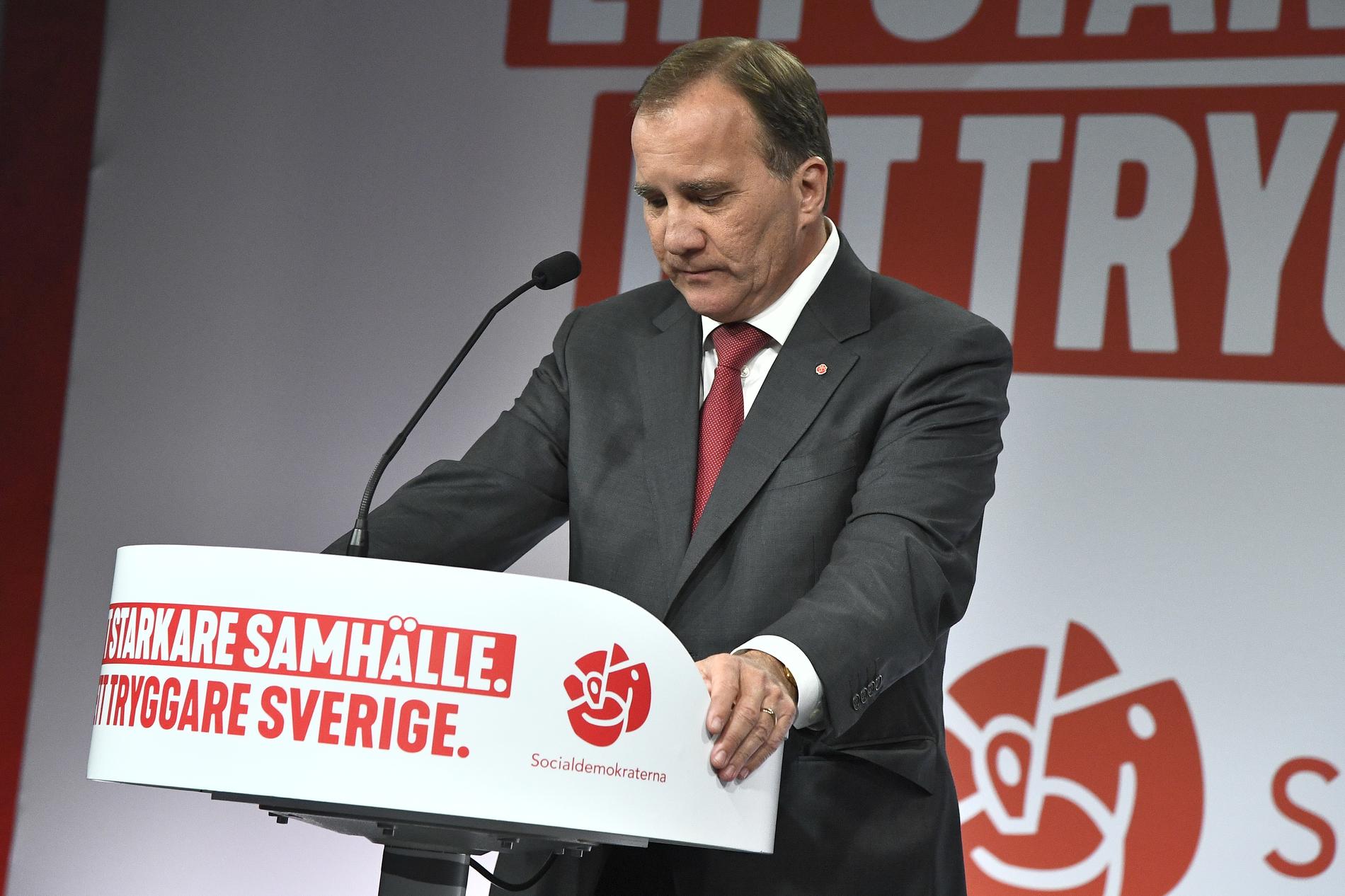 Socialdemokraternas partiledare Stefan Löfven (S) sitter kvar – trots ett dåligt resultat.