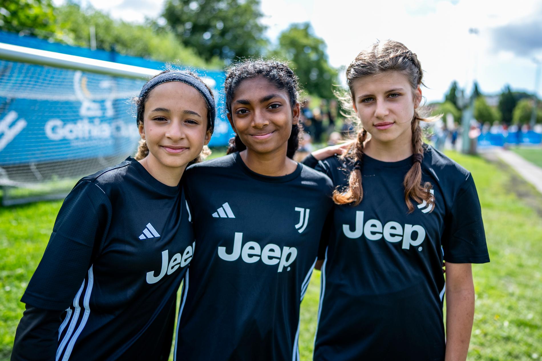 Mariam Lala, Thalia Muthaiah och Lina Radi i Juventus Academy från Saudiarabien