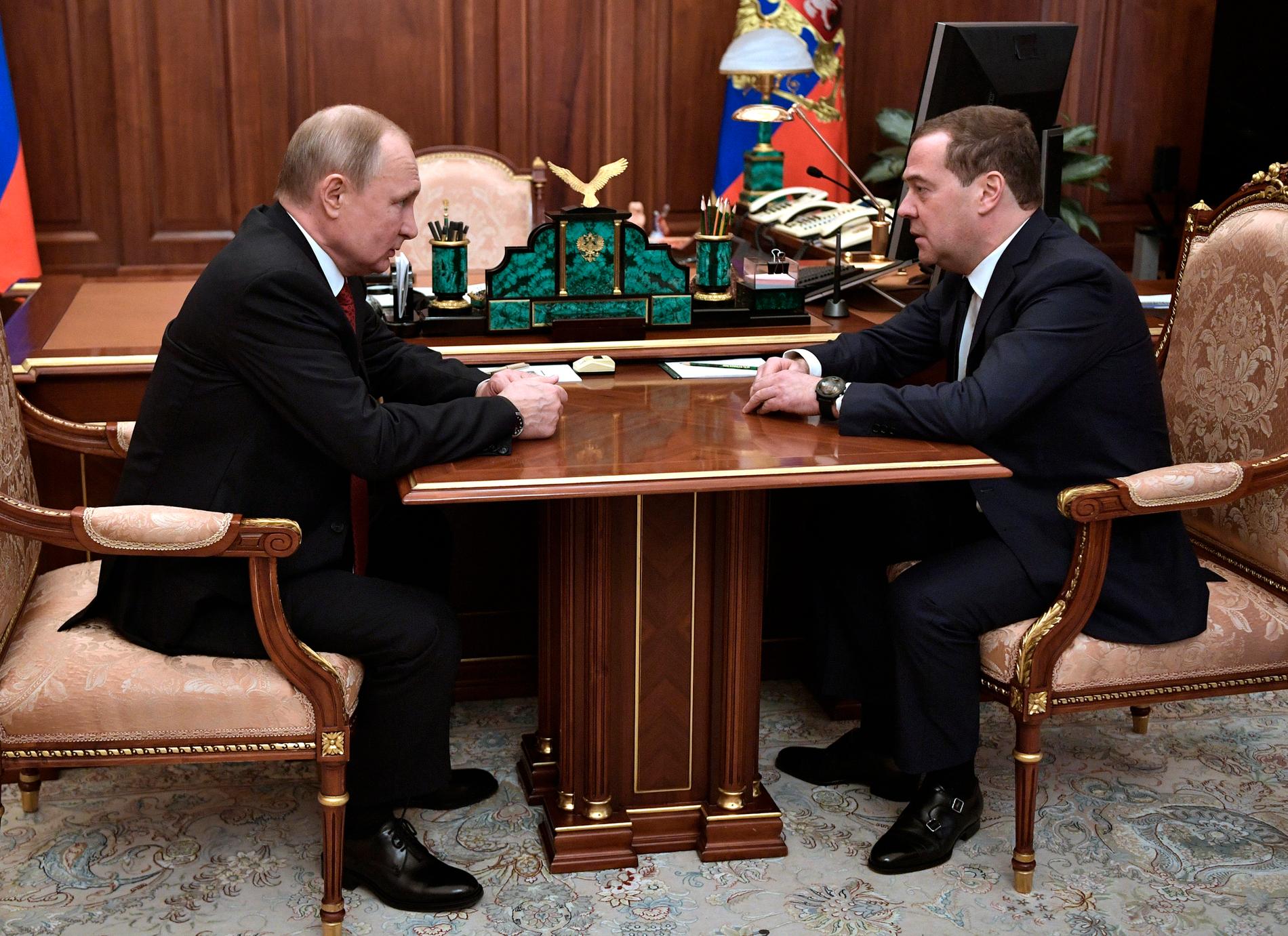 Rysslands president Vladimir Putin samtalar med premiärminister Dmitrij Medvedev på onsdagen.