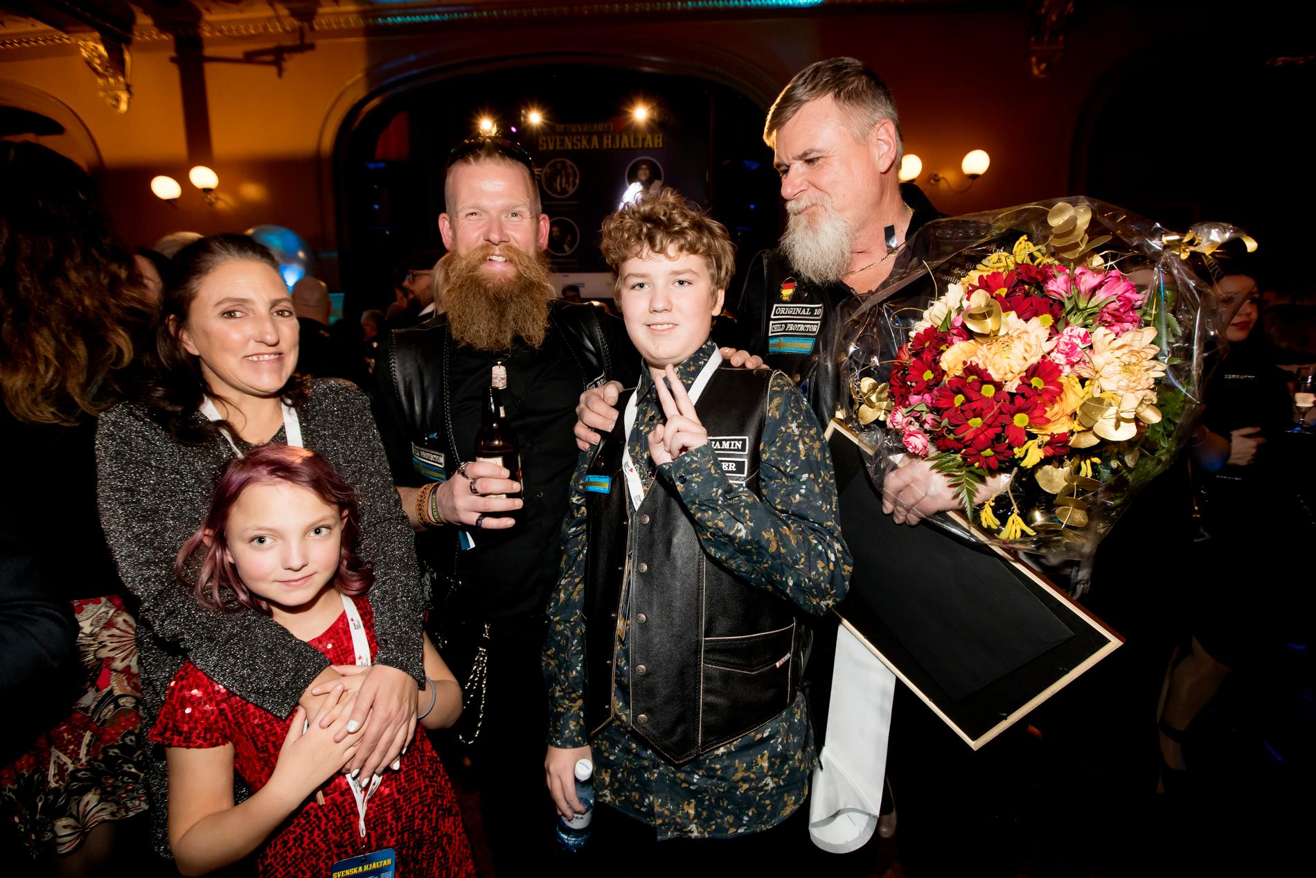 Susanne Ek tillsammans med dottern Beatrice, 10, och sonen Benjamin, 13, och Dacas Kalle ”Mr Beard” Ringholm och Göran ”Gubben” Andersson.