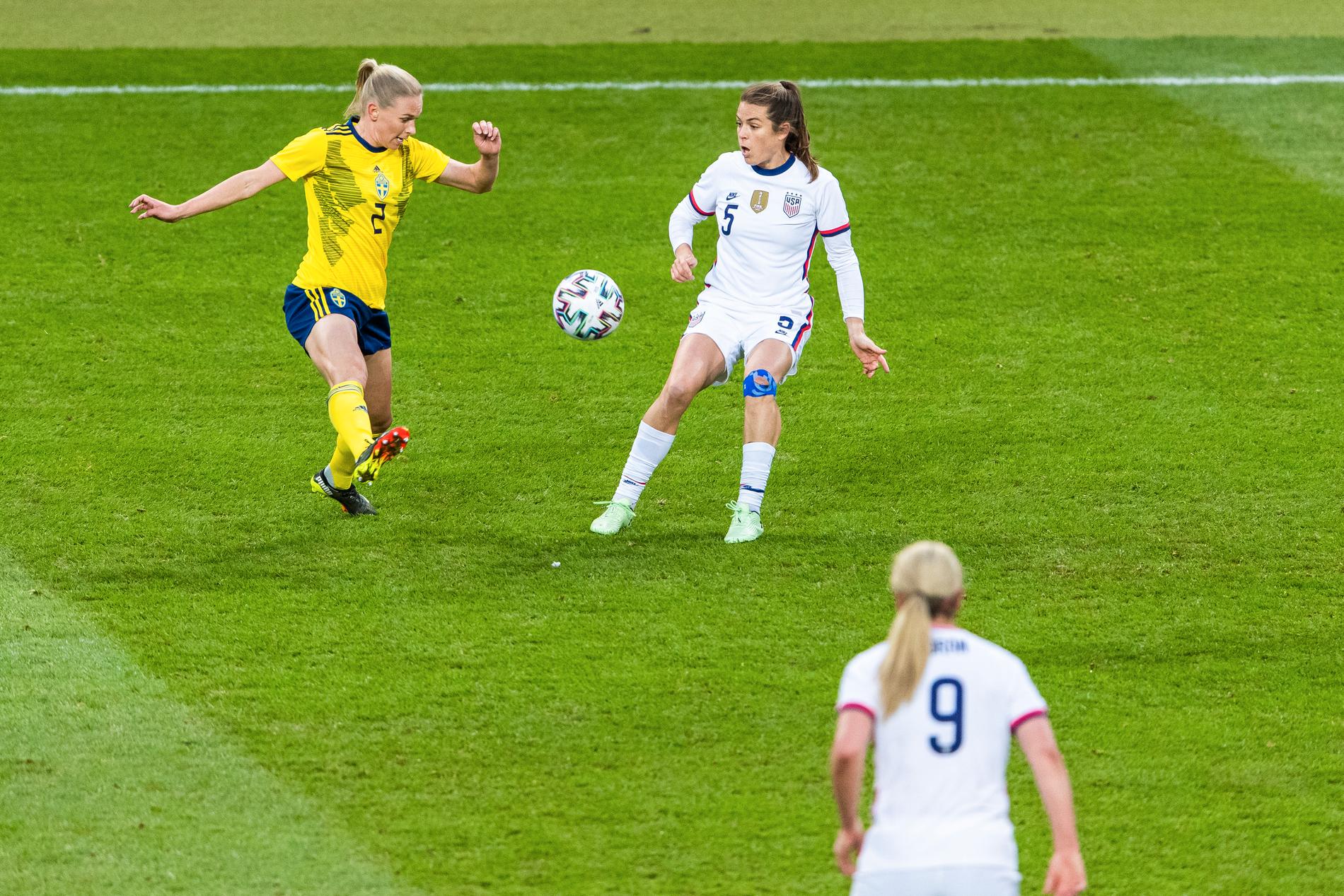 Sveriges Jonna Andersson och Kelley O’Hara under vänskapsmatchen mellan USA-Sverige den 10 april 2021. 