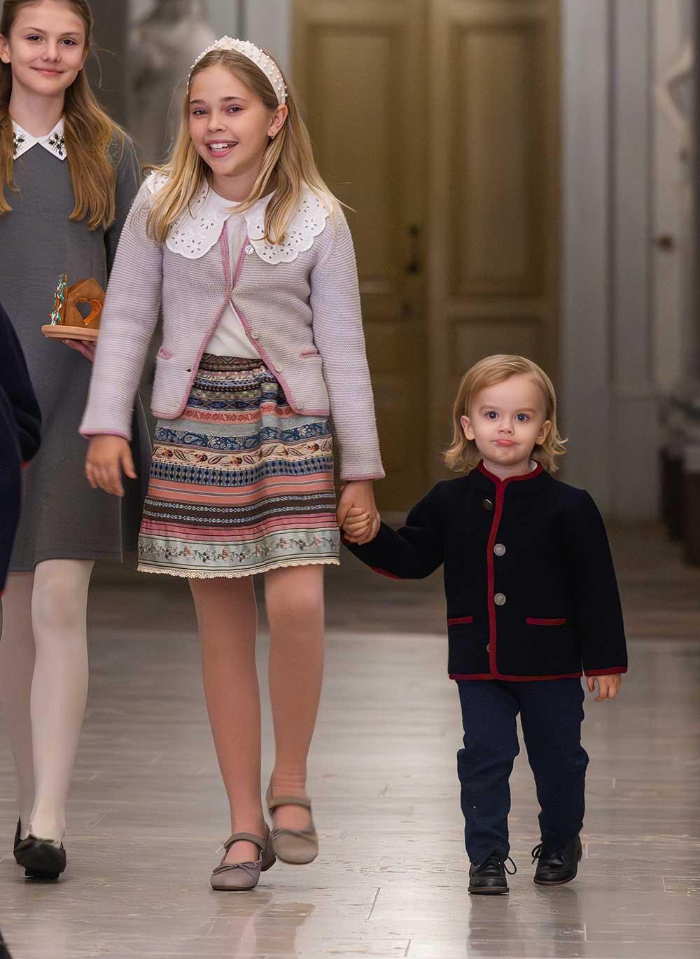 Prinsessan Leonore med sin kusin prins Julian i december 2023. 