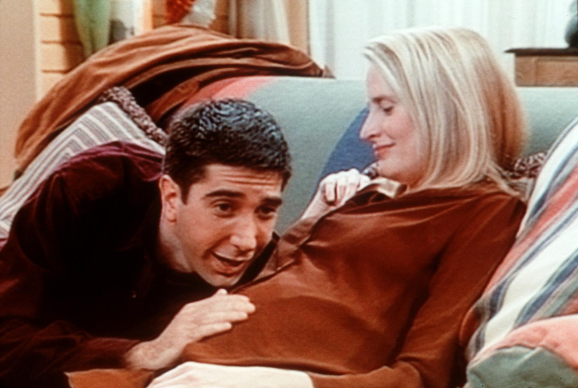 I serien förekommer många skämt kring karaktären Ross lesbiska exfru.