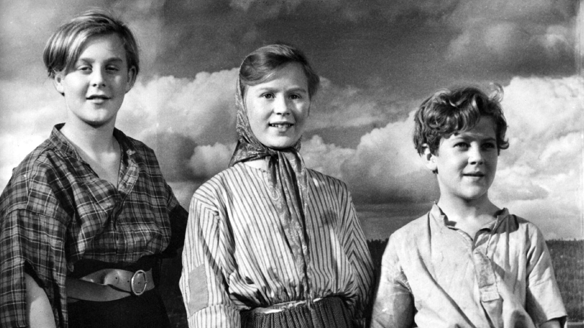 Skådespelarna Hans Lindgren, Siv Hansson och Anders Nyström i filmatiseringen av "Barnen från Frostmofjället" (1945). Arkivbild.