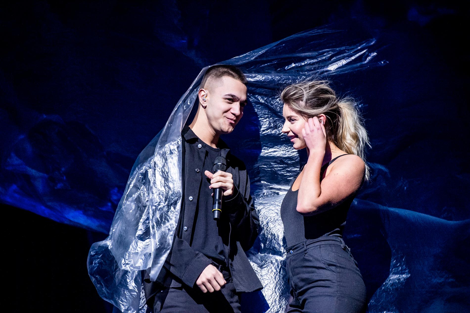 Liamoo och Hanna Ferm på Melodifestival-rep omgivna av plast.