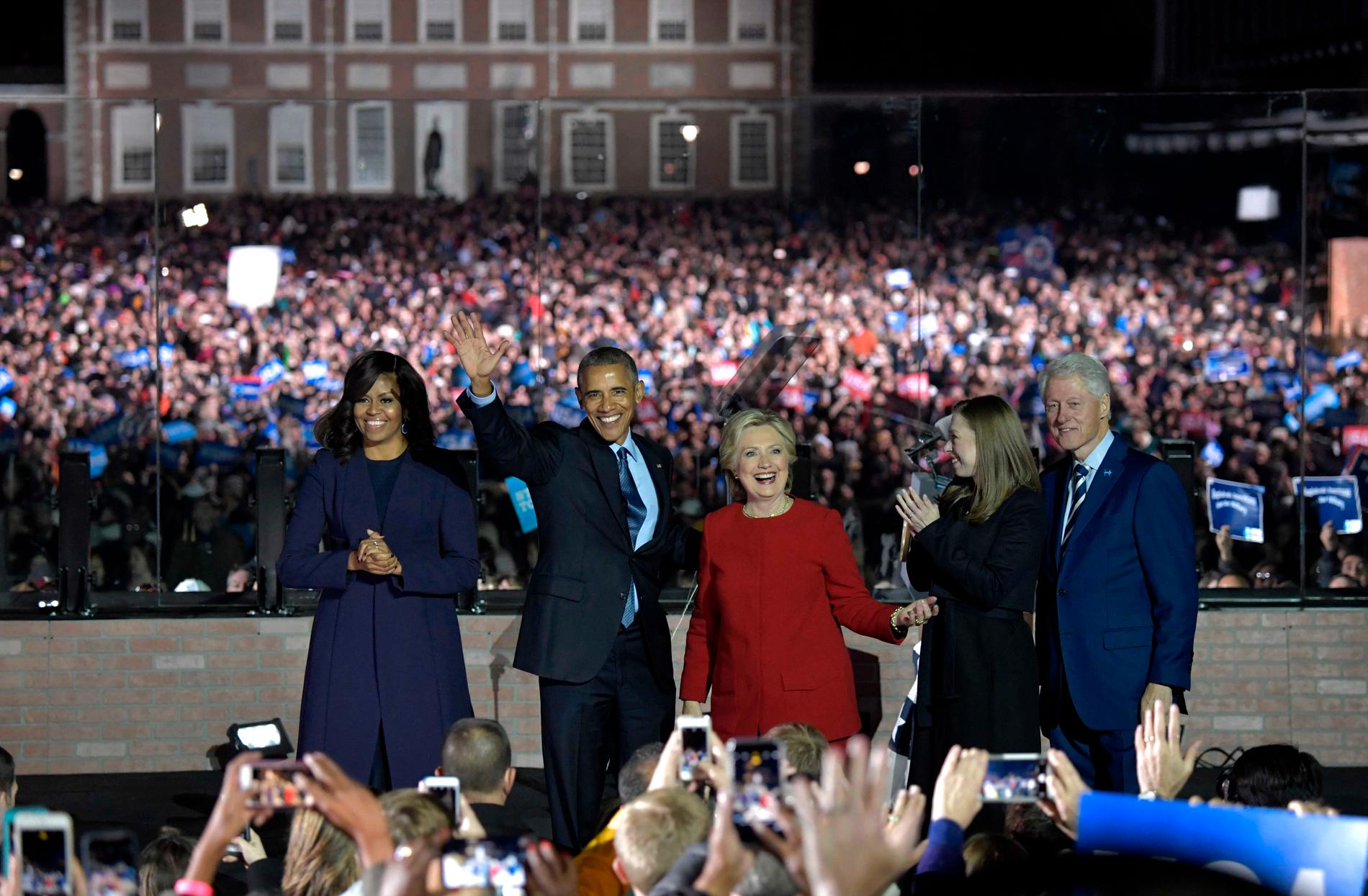 DAGEN INNAN VALET Hillary Clintons näst sista tal och hennes största valmöte. Uppskattningsvis 40 000 personer hade samlats vid Indepedence Mall i Philadelphia. Draghjälpen bestod av Barack Obama, Bill Clinton och Bruce Springteen.