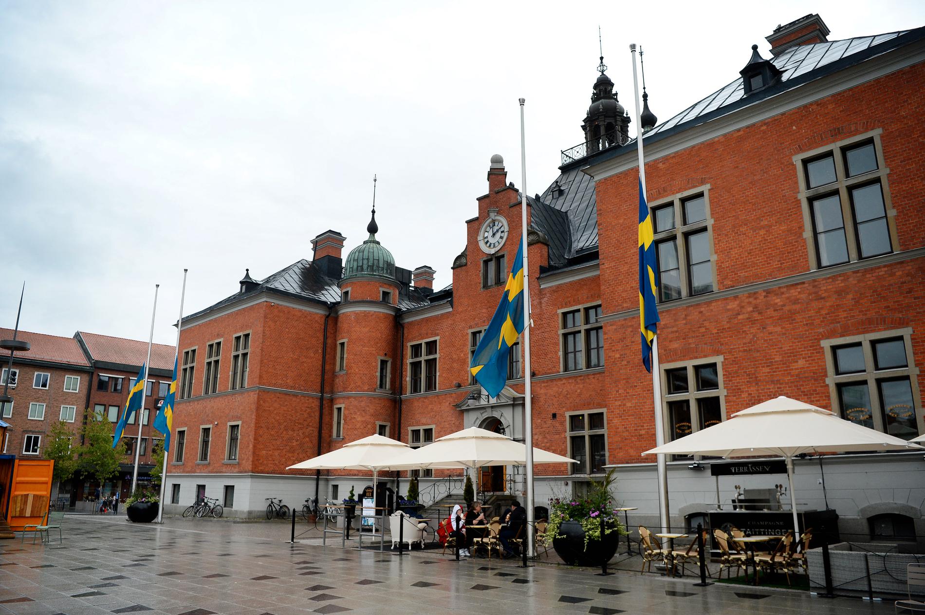 Utanför stadshuset är flaggorna på halv stång. 