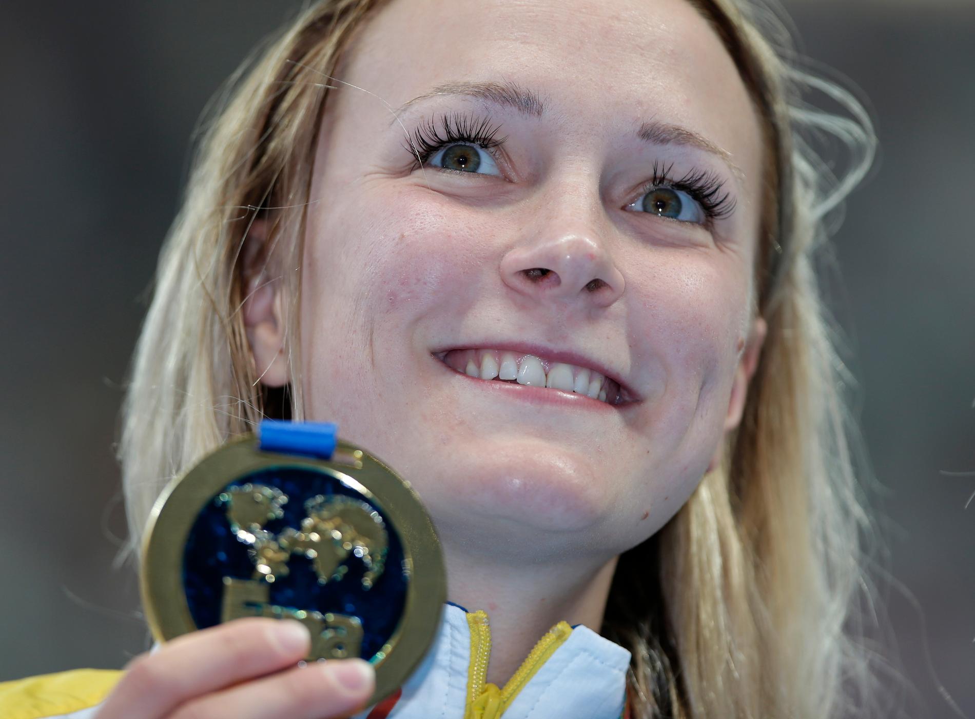 Sarah Sjöström med guldmedaljen.