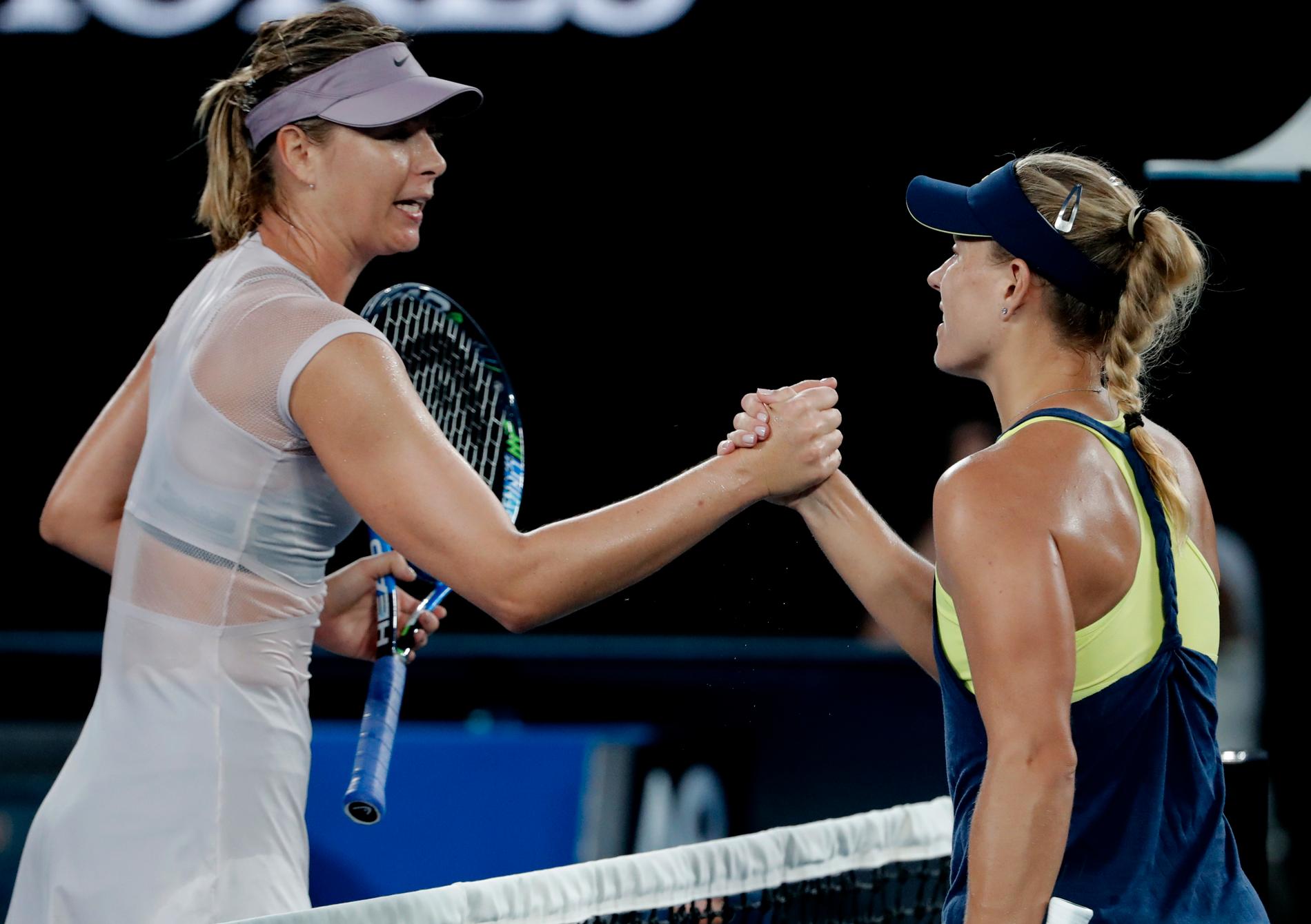 Angelique Kerber, till höger, skakar Maria Sjarapovas hand efter segern i den tredje omgången av Australian Opens damsingelturnering.