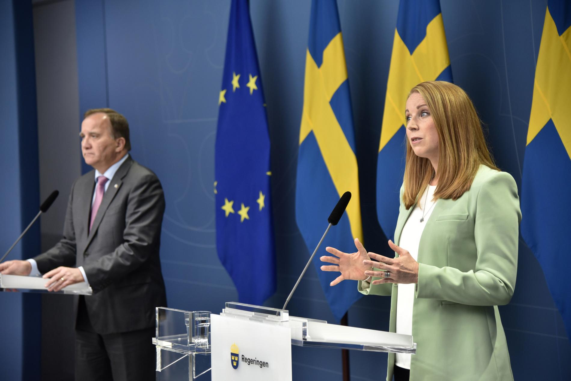 Statsminister Stefan Löfven (S) och Centerpartiets partiledare Annie Lööf med söndagens bud till vänsterpartiet. 