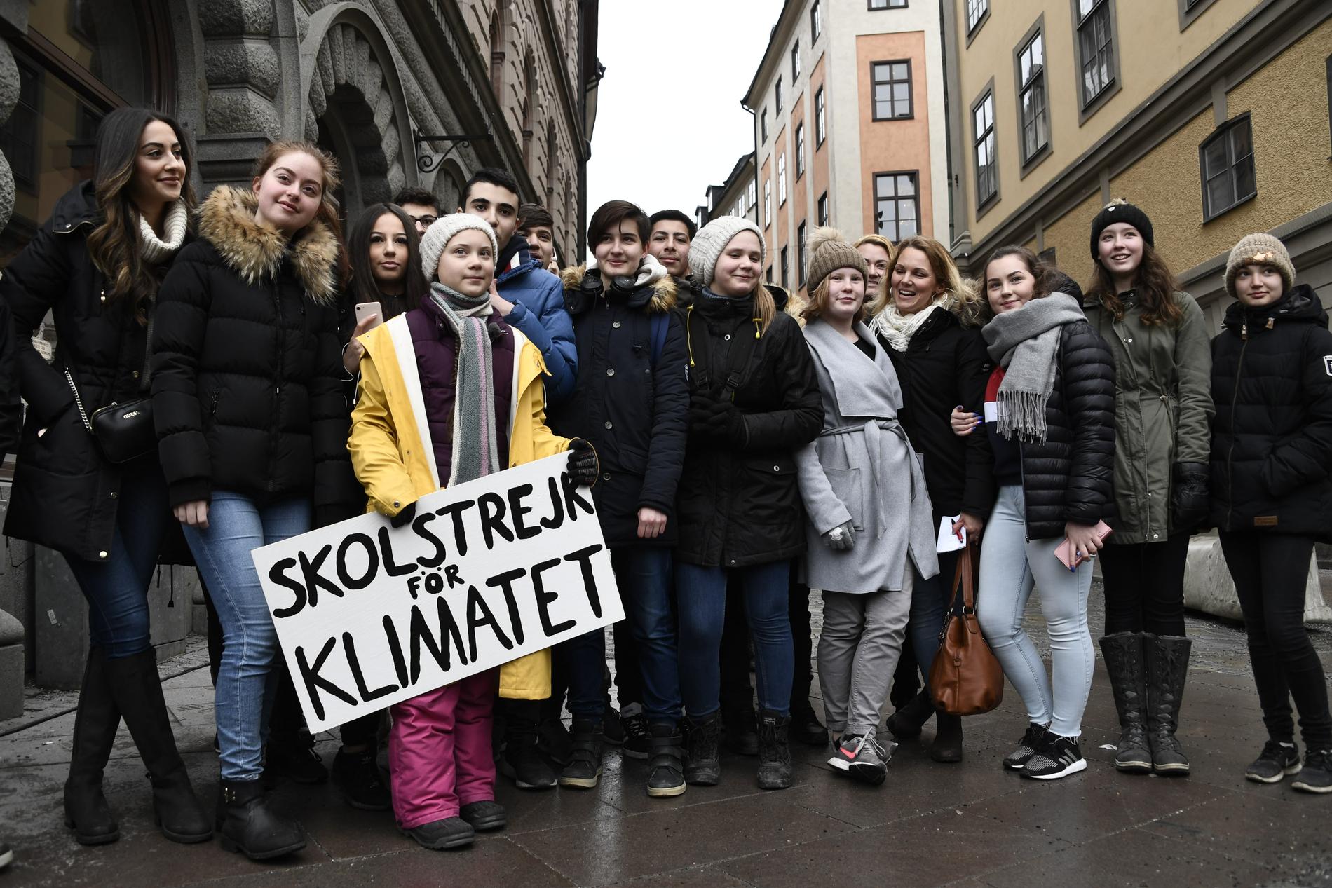 Greta Thunberg tillsammans med sin klass som också strejkar idag.