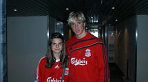 Olivia Sörensson, 13, från Helsingborg och Fernando Torres, 25, från Madrid. Båda i Liverpooltröjor.