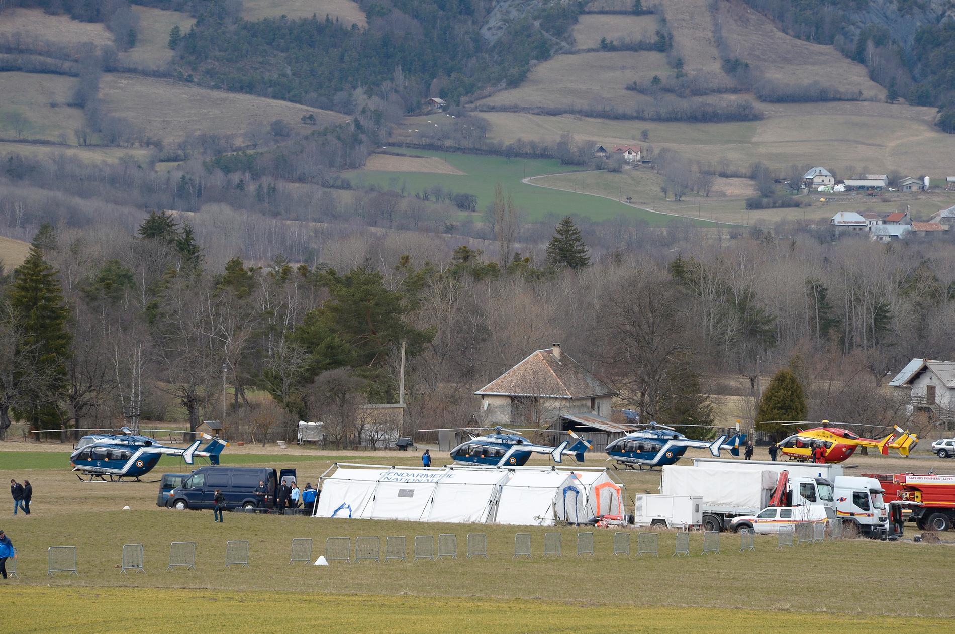 Helikoptrar och räddningspersonal i närheten av olycksplatsen.