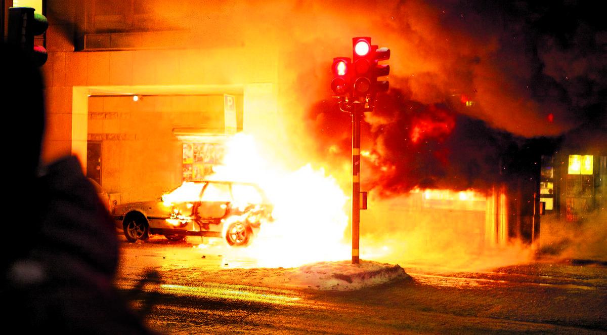explosion Den vita Audin skapade ett eldmoln klockan 16.52 när den slets sönder – mitt på en av Stockholms mest trafikerade shoppinggator. Ingen person som var på gatan just då skadades i explosionen.