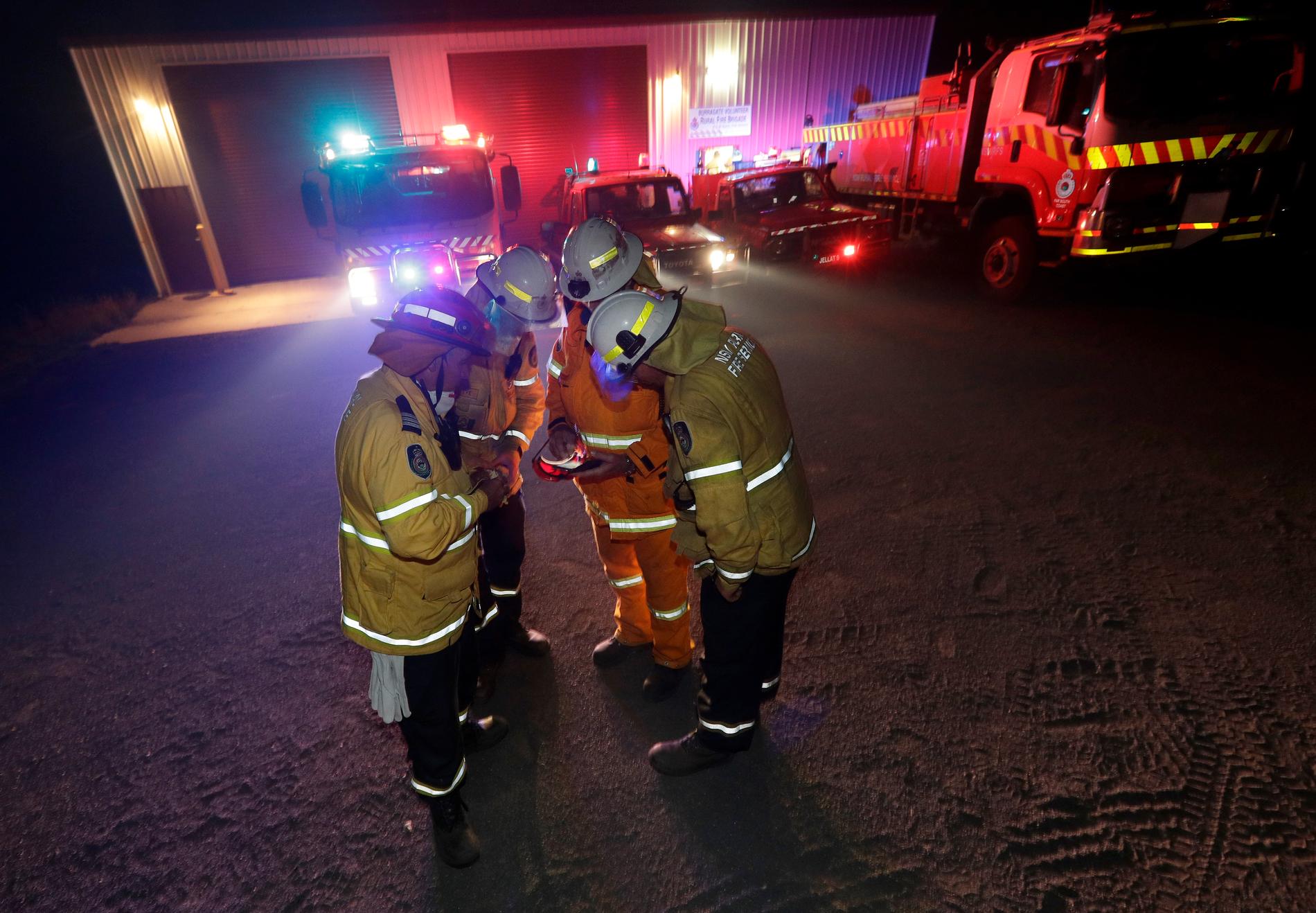 Brandmän utanför Burragate i New South Wales planerar släckningsarbetet i Egan Peaks naturreservat natten mot lördag.
