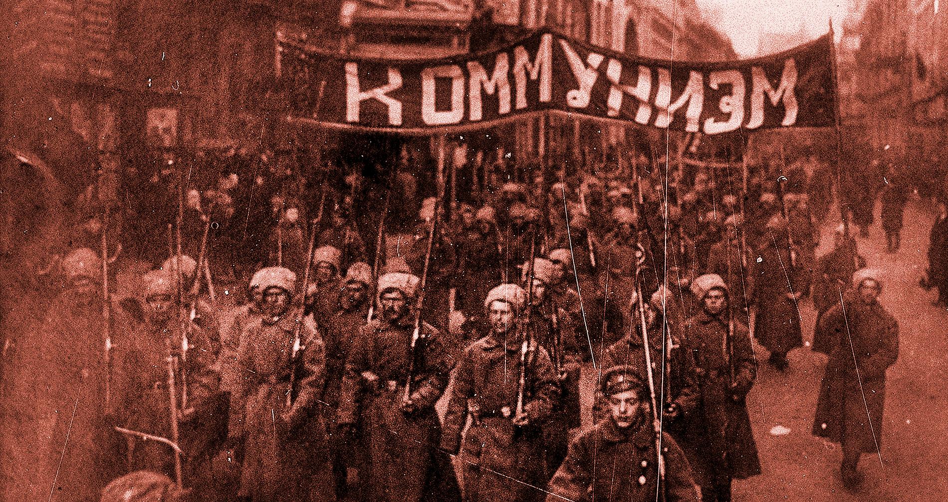 Beväpnade kommunister tågar mot Kreml i Moskva i oktober 1917
