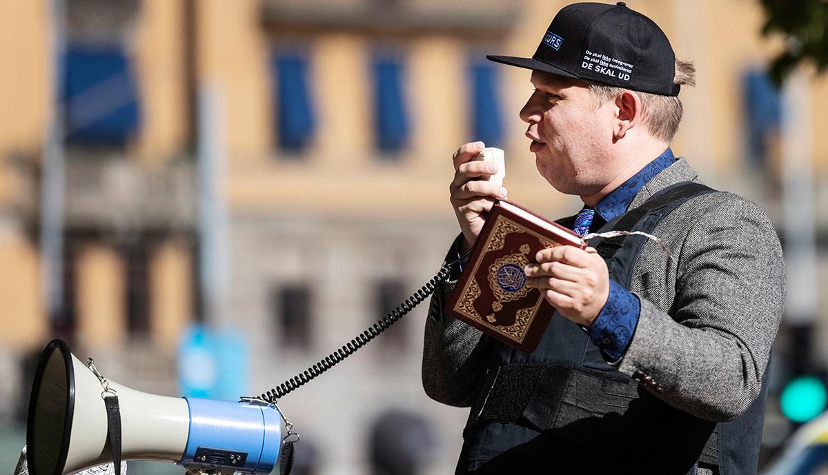 Rasmus Paludan, ledare för det högerextrema partiet Stram kurs, har tänt eld på koraner på flera orter i Sverige. Här bild från ett möte på Raoul Wallenbergs torg i Stockholm i april förra året.