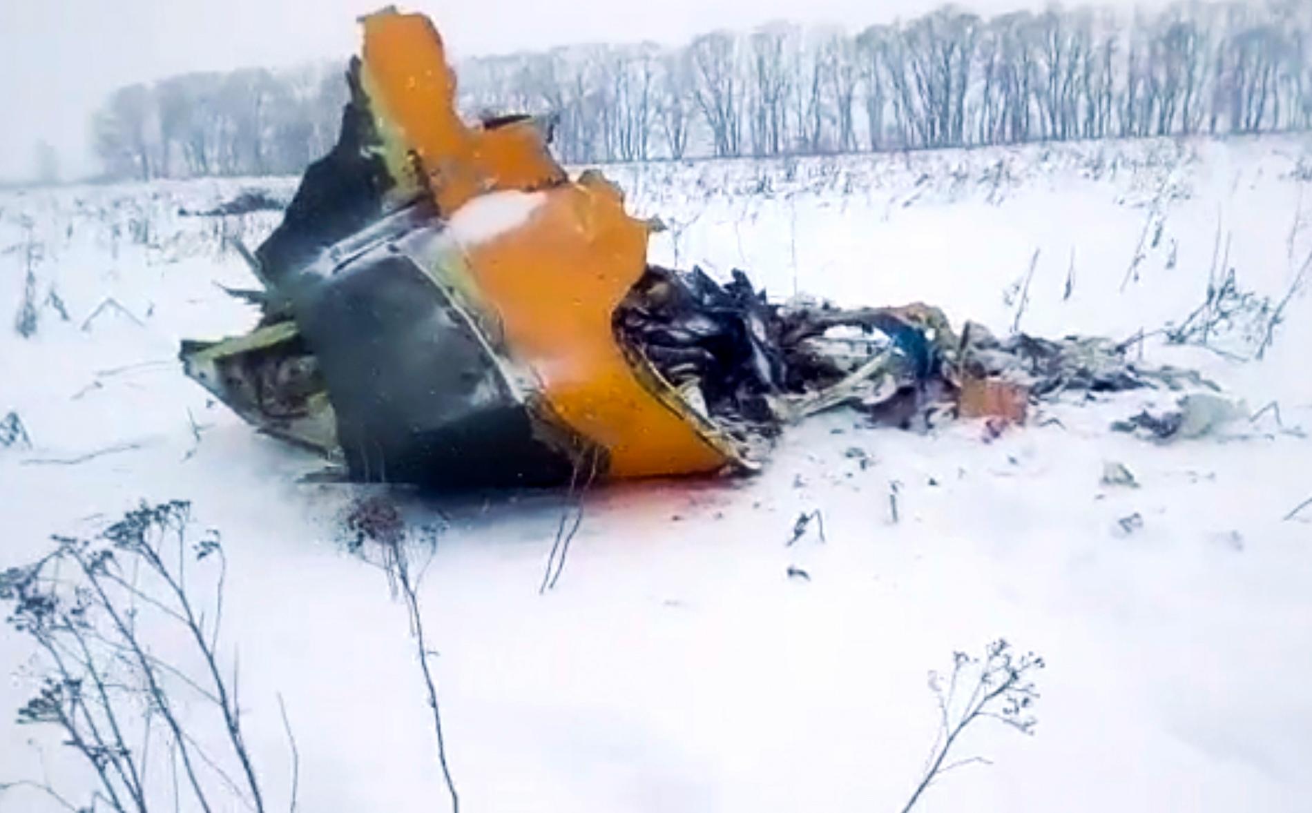 Vrakdelar från det störtade planet av typen Antonov AN148 på ett fält i närheten av byn Stepanovskoje.