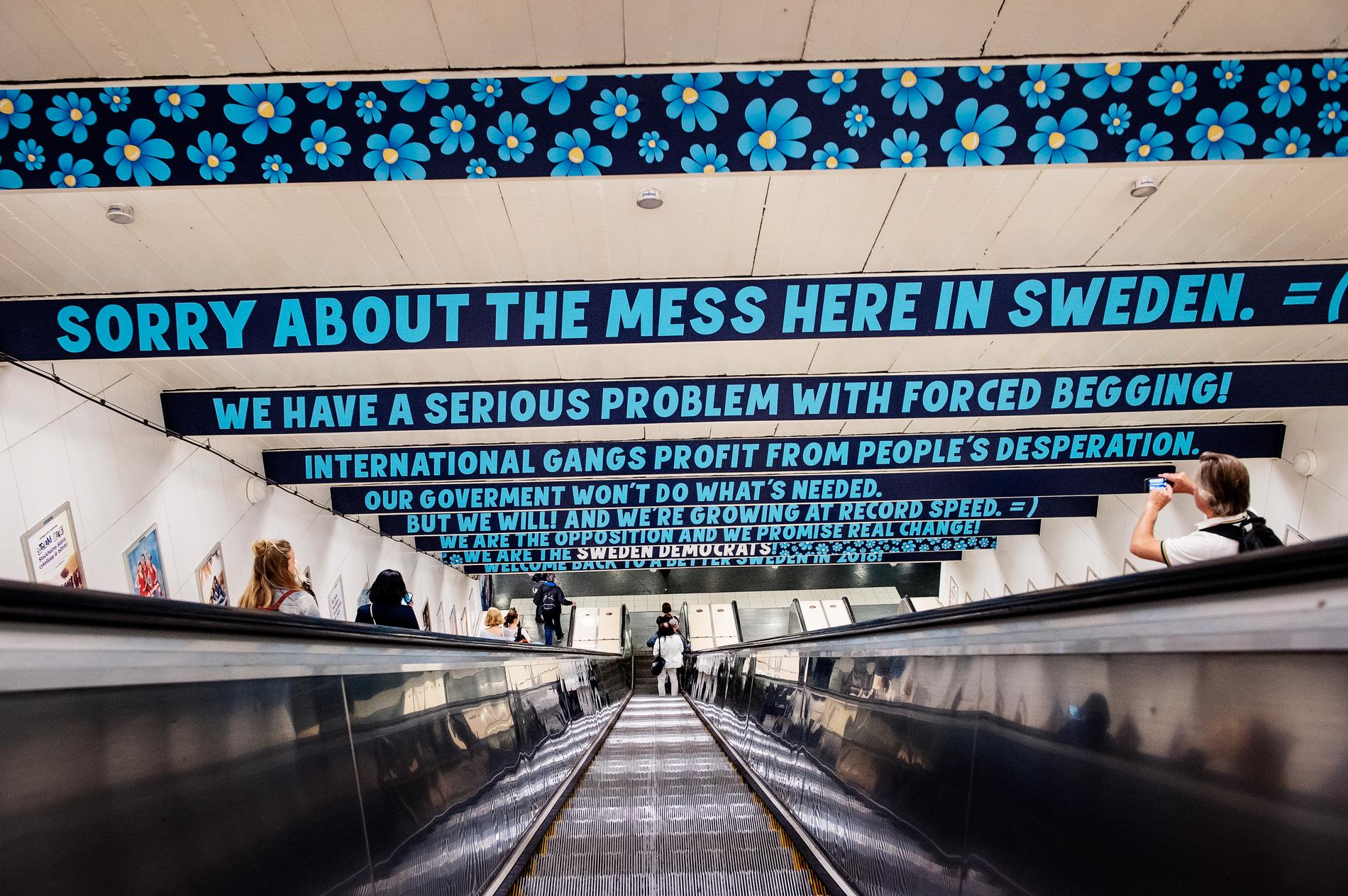 Sverigedemokraternas reklam mot tiggeri i Östermalmstorgs tunnelbanestation 2015.
