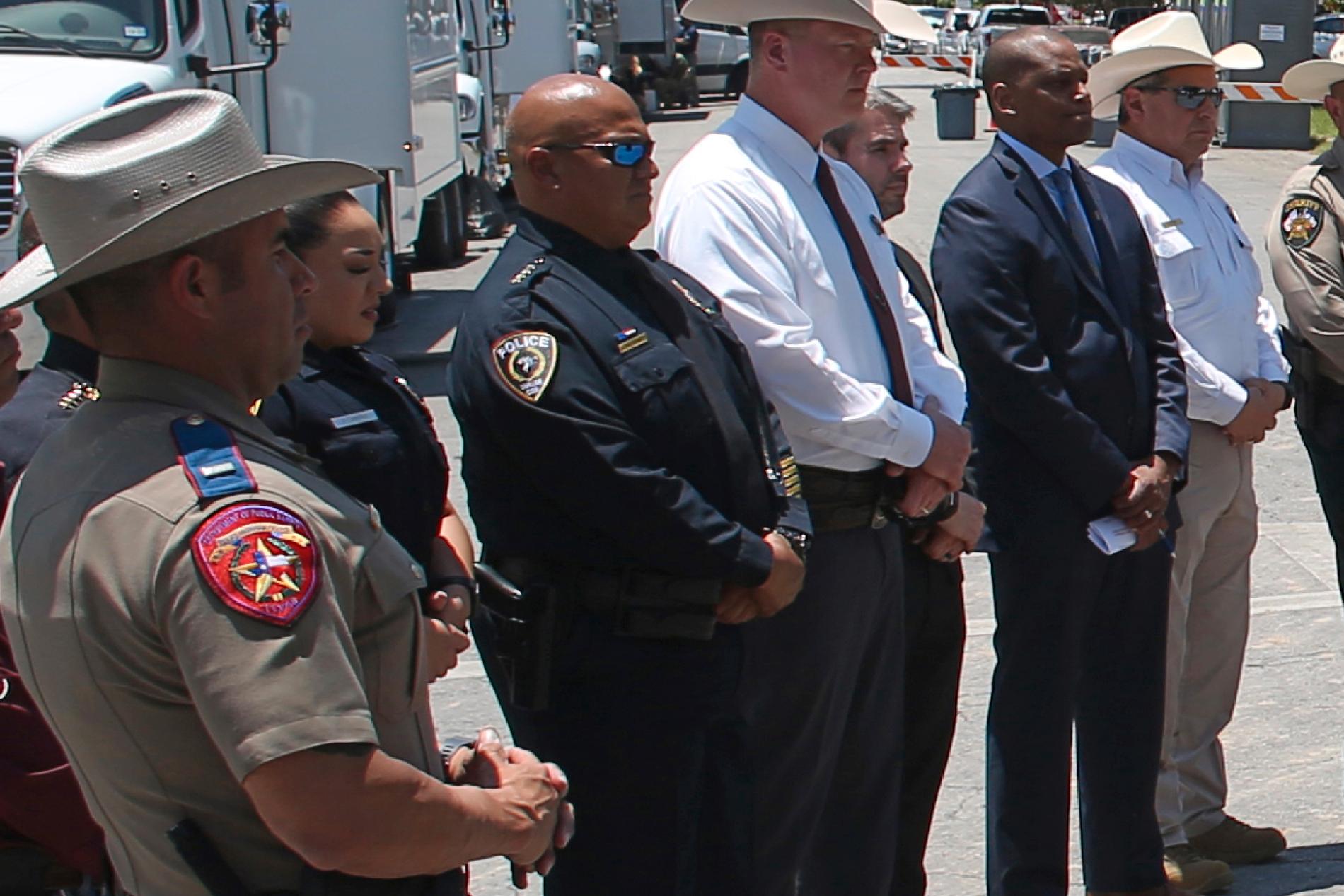 Uvaldes polischef Pete Arredondo, tredje från vänster, i samband med en pressträff efter skolsjutningen. Arkivbild.