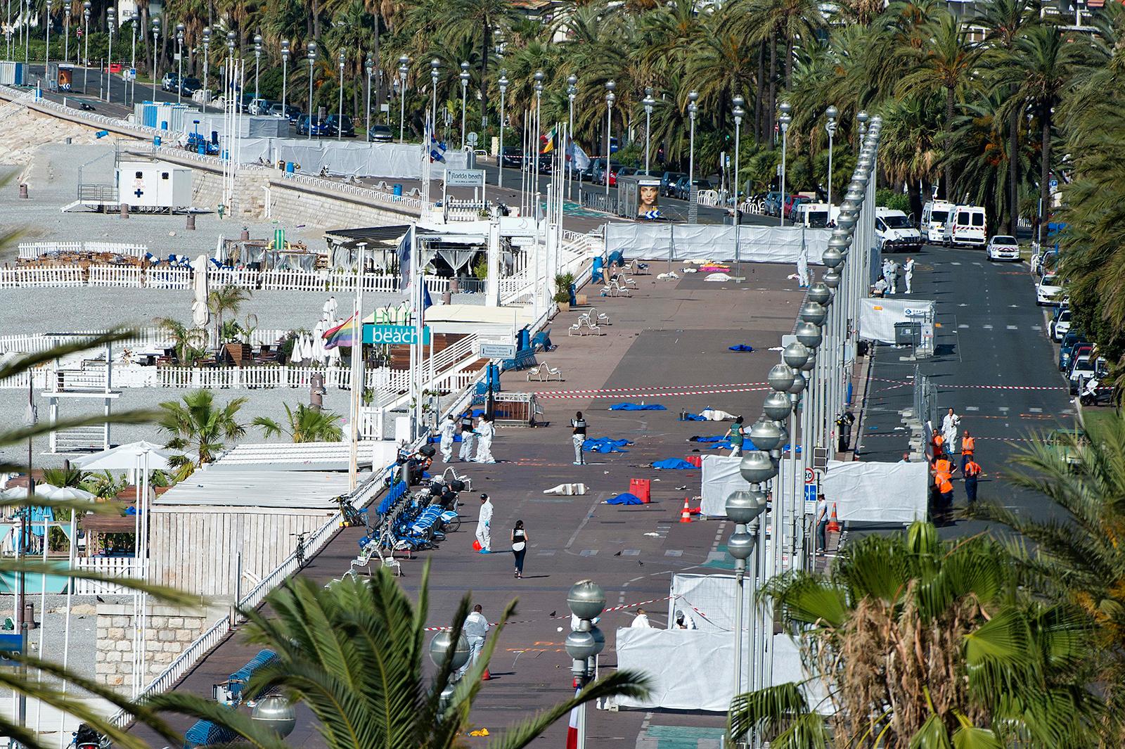 Polisen går runt inne på det avspärrade området dagen efter terrordådet på Promenade des Anglais, i Nice.