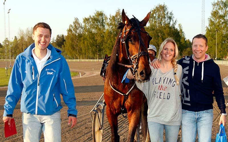 Per Skoglund och Paula Ahlström tillsammans med TV4-kollegan Anders Malmrot