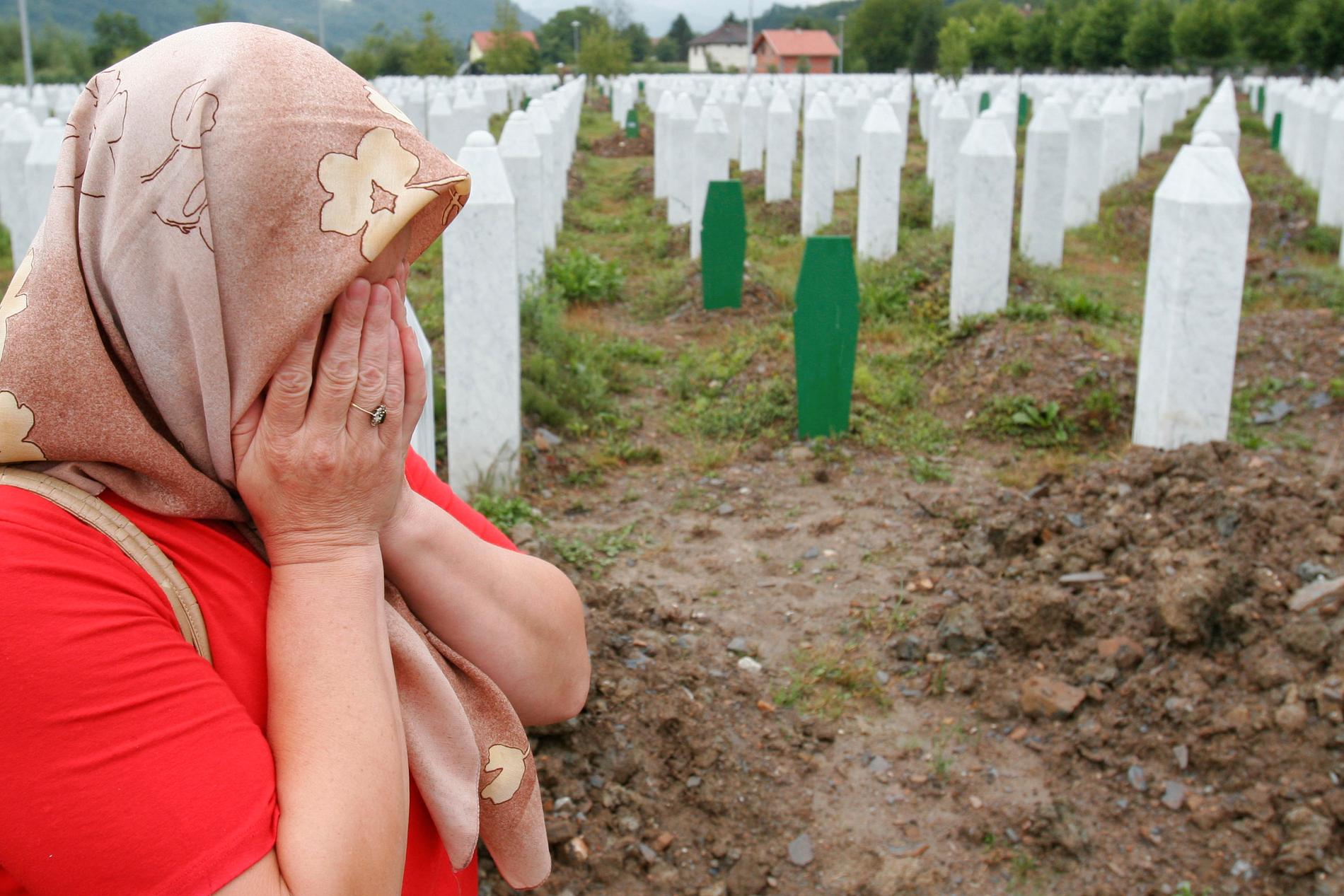 En kvinna sörjer vid Srebrenicas gravar